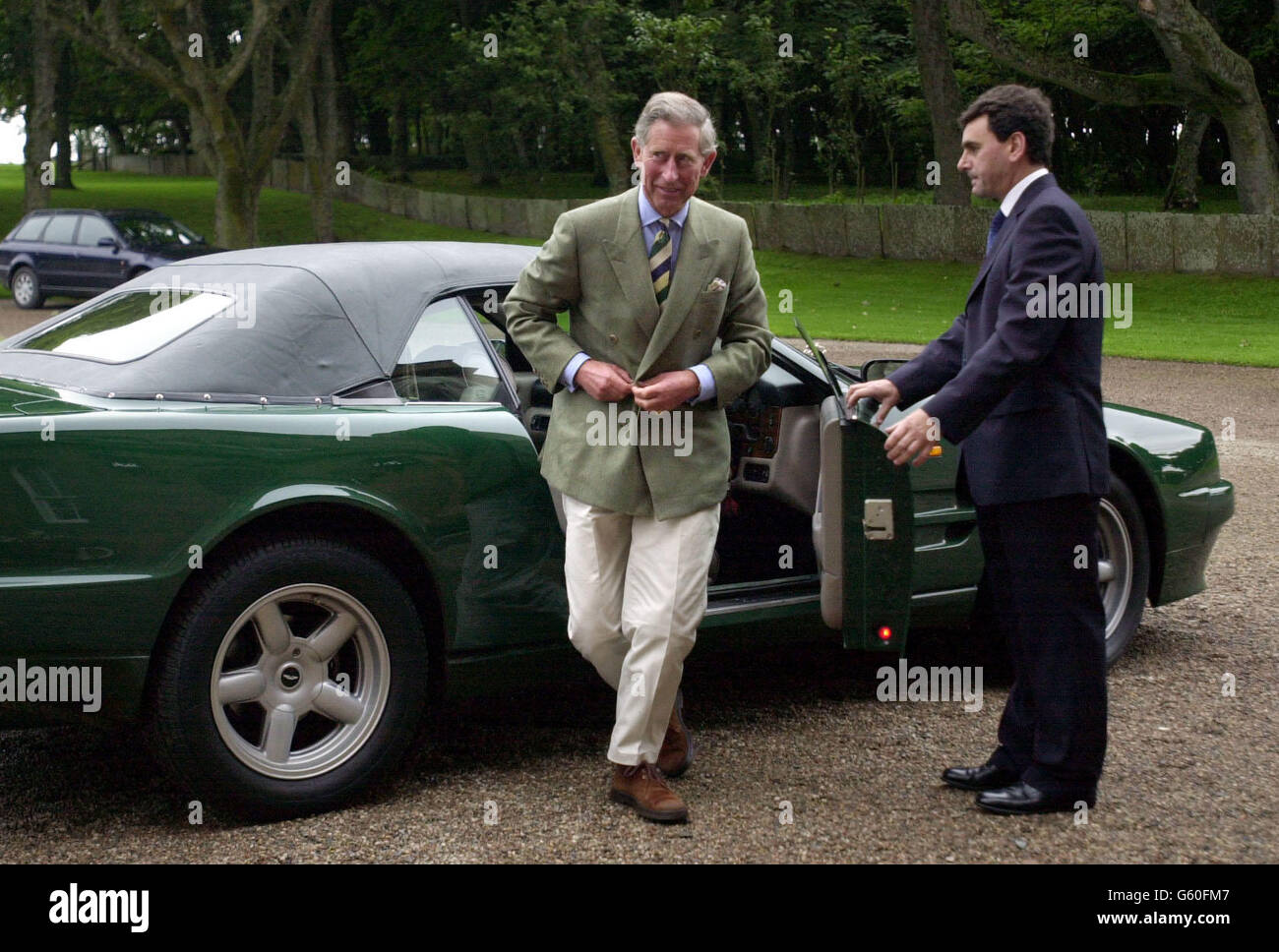 Der Prinz von Wales kam in das Lieblingshaus seiner geliebten Großmutter in Schottland, bevor es zum ersten Mal für die Öffentlichkeit geöffnet werden soll. * Charles nahm das Steuer seines Aston Martin Volante auf einer 200-Meilen-Reise von Balmoral zum Castle of Mey in Caithness, in der Nähe von John O'Groats. 23/03/04: Der Prinz von Wales ist, einige der berühmtesten Autos der Filmwelt während einer Tour des Hauptquartiers von Aston Martin zu sehen. Der Royal, der ein lebenslanger Fan und Besitzer der Luxusautos des Unternehmens ist, wird um den ersten eigens errichteten Produktionsstandort des Unternehmens in Gaydon, Warwickshire, gezeigt. Stockfoto