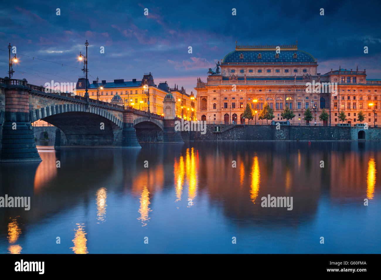 Prag. Bild von Prag am Flussufer mit Reflexion der Stadt im Fluss Vltava und Nationaltheater. Stockfoto