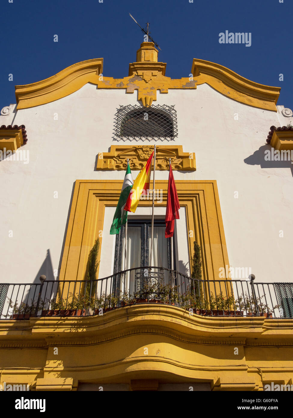 CORDOBA, SPANIEN - 12. MÄRZ 2016: Das farbenfrohe Royal Friendship Circle (Real Circulo de la Amistad) Gebäude in der Calle Alfonso xiii Stockfoto