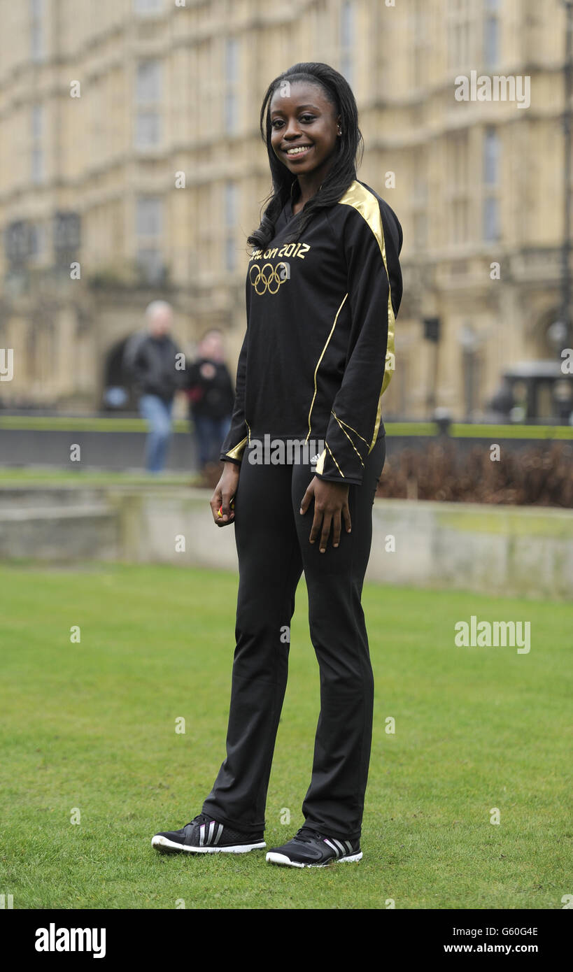 Stock Bild von London 2012 Olympic Stadium Kessel leichter und aufstrebende britische Athlet Desiree Henry, 17, fotografiert während einer Veranstaltung zum Internationalen Tag des Glücks der Vereinten Nationen auf College Green, Westminster, London. Stockfoto