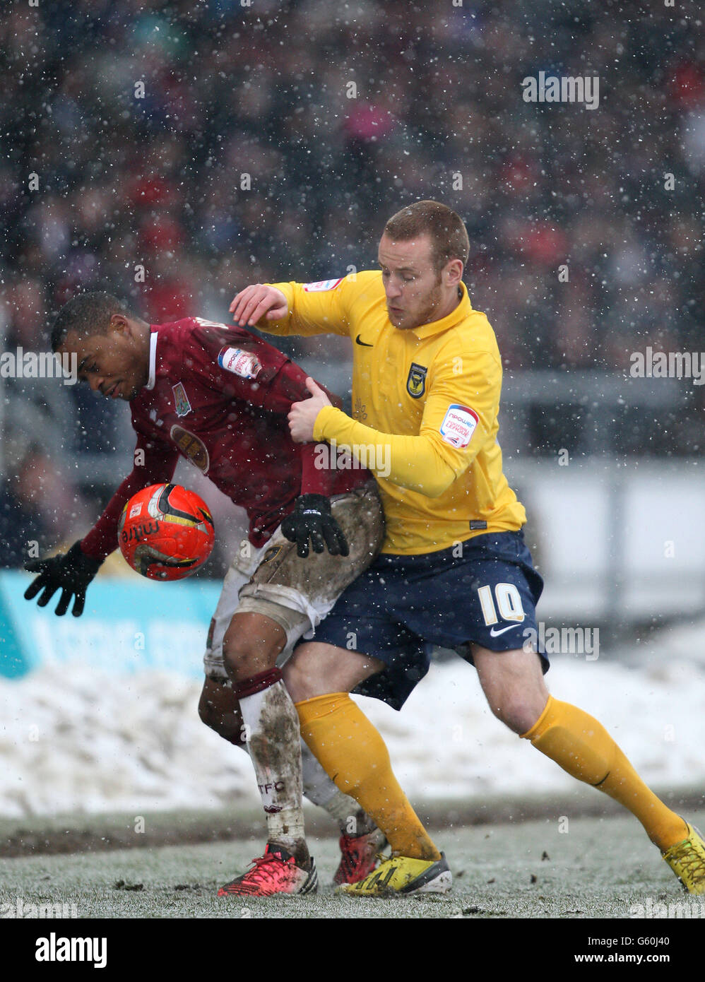 Ishmel Demontagnac von Northampton Town und Deane Smalley von Oxford United kämpfen während des Spiels npower Football League Two im Six Ways Stadium in Northampton um den Ball. Stockfoto