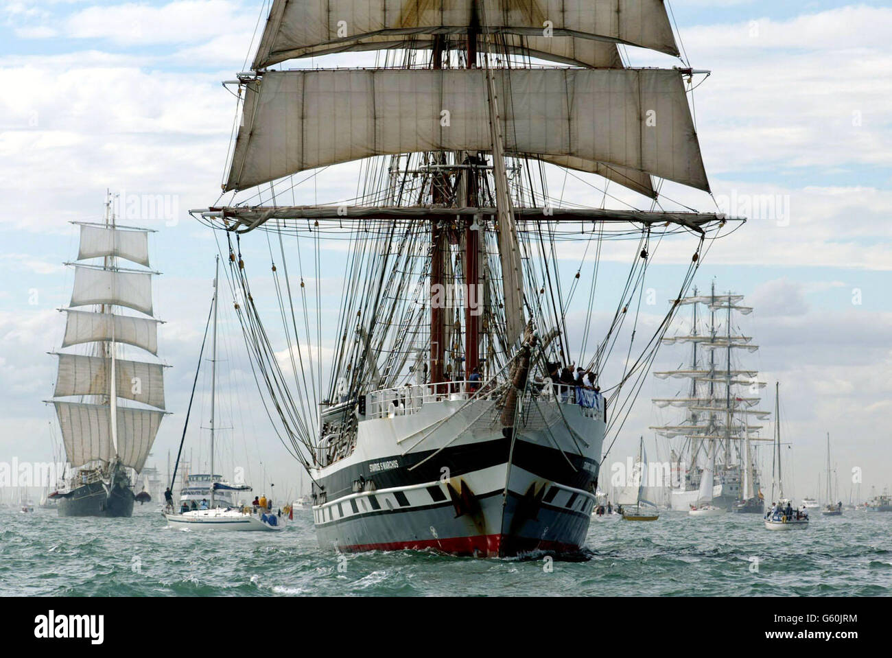 Das britische Trainingsschiff Stavros S Niarchos führt die Parade der Segel im Solent vor Portsmouth an. In der historischen Schiffswerft wurde seit Donnerstag eine Flotte von 65 Segelschiffen zusammengebaut, die den Höhepunkt des Cutty Sark Tall Ships Race 2002 feiern. * viele der Schiffe aus 15 konkurrierenden Nationen trainieren Schiffe, die junge Menschen auf die Reise ihres Lebens befördern, die Anfang Juli in Alicante, Spanien, begann. Stockfoto