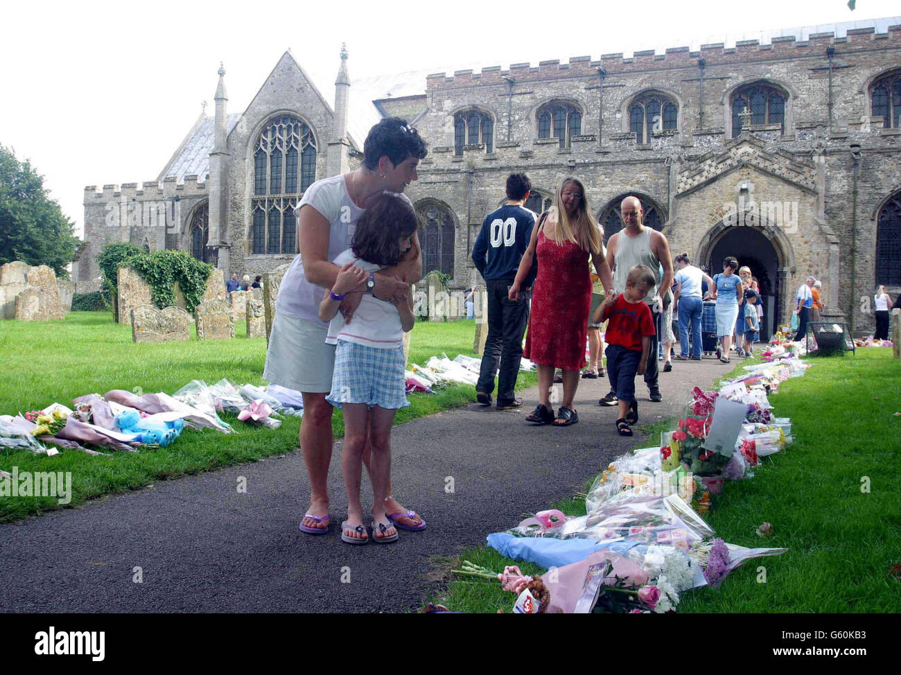 Menschen legen Blumen und beten in der St. Andrews Church, Soham, Cambs, für die ermordeten Schulmädchen Holly Wells & Jessica Chapman. Stockfoto