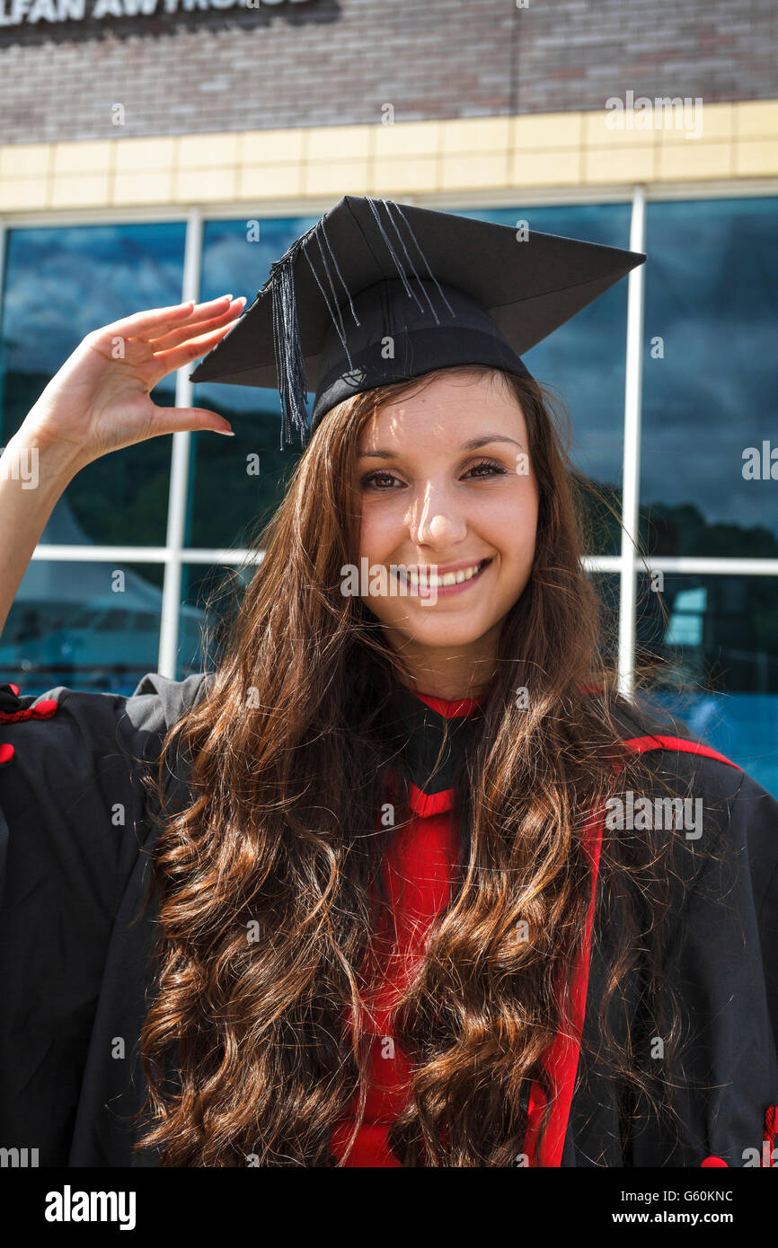 Student trägt eine grundständige Kleid auf Graduation Day Stockfoto