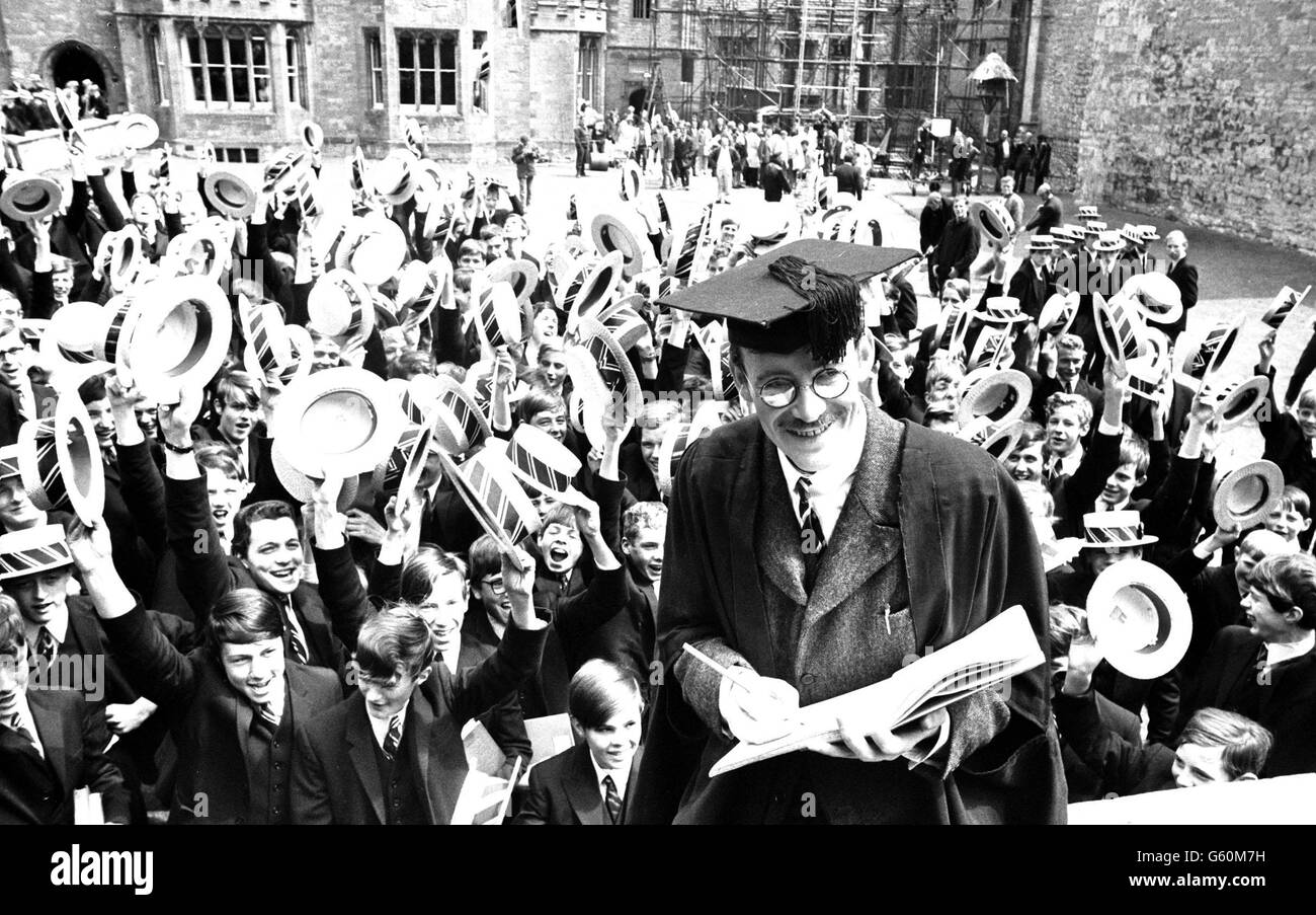 Peter O'Toole, der für die Rolle von Mr Chipping (Chips) gekleidet ist, wird von den Jungs der Sherborne School, Dorset, angefeuert, die für den Film Good-bye, Mr Chips, verwendet wird. BERÜHMTHEIT Stockfoto