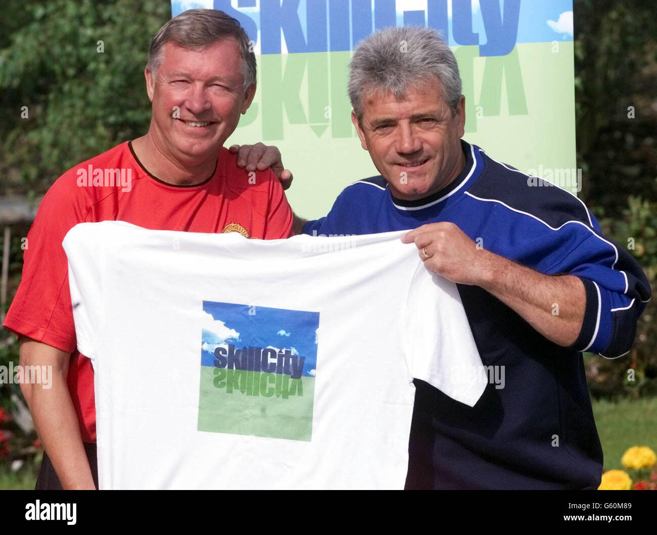 Alex Ferguson (L), Manager von Manchester United, und Kevin Keegan, der Rivale von Manchester City, starten den Countdown für das Skill City-Programm auf dem Carrington Training Ground von Manchester United im Großraum Manchester. *das Prince's Trust-Programm, das zwischen dem 13-16. November laufen wird, wird berufliche Fähigkeiten für junge Menschen hervorheben und in der größten temporären Struktur Europas in Salford Quays, Manchester, untergebracht sein. Stockfoto