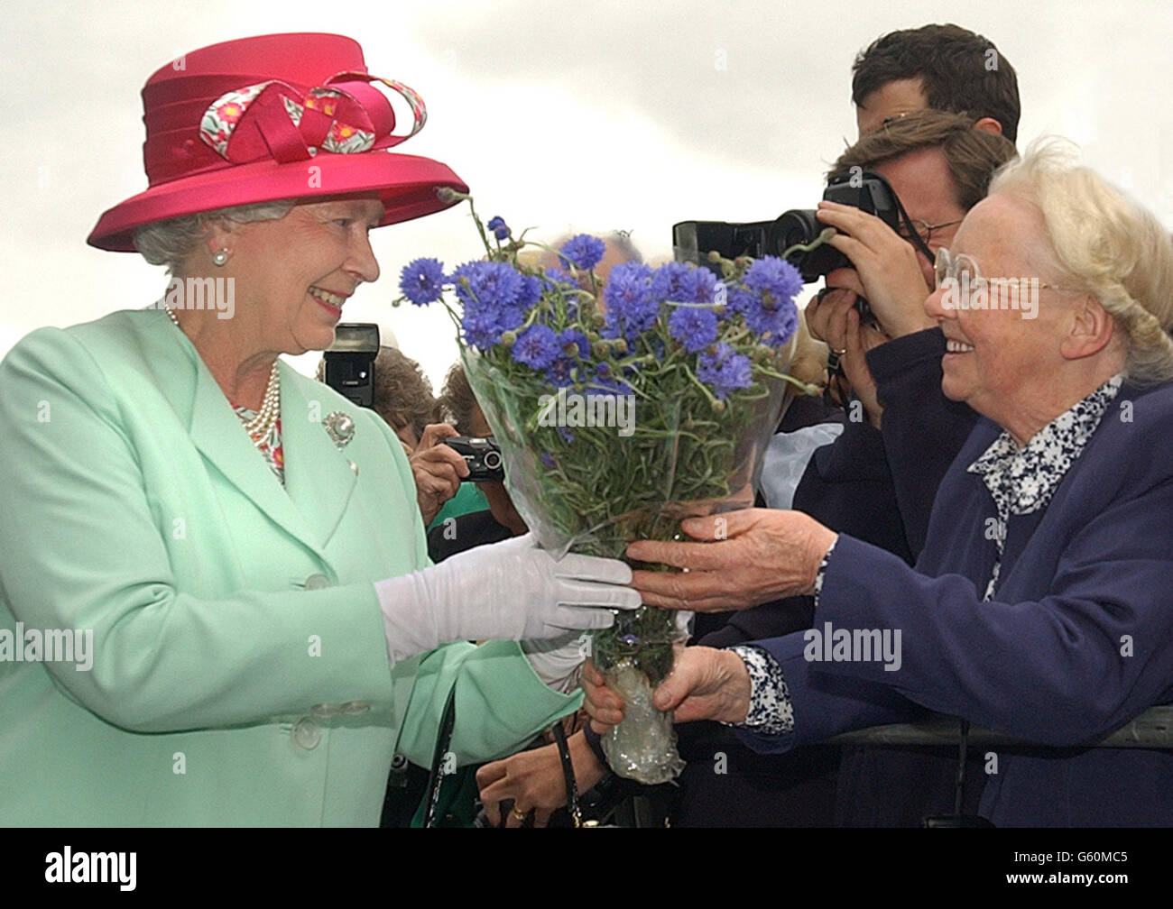 Königin Elizabeth II offiziell eröffnet Rathaus Stockfoto