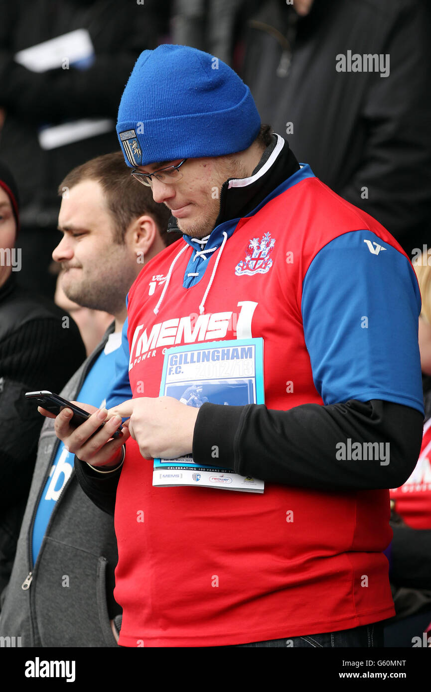 Fußball - npower Football League Two - Gillingham gegen Plymouth Argyle - MEMS Priestfield Stadium. Ein Gillingham-Fan in den Tribünen Stockfoto