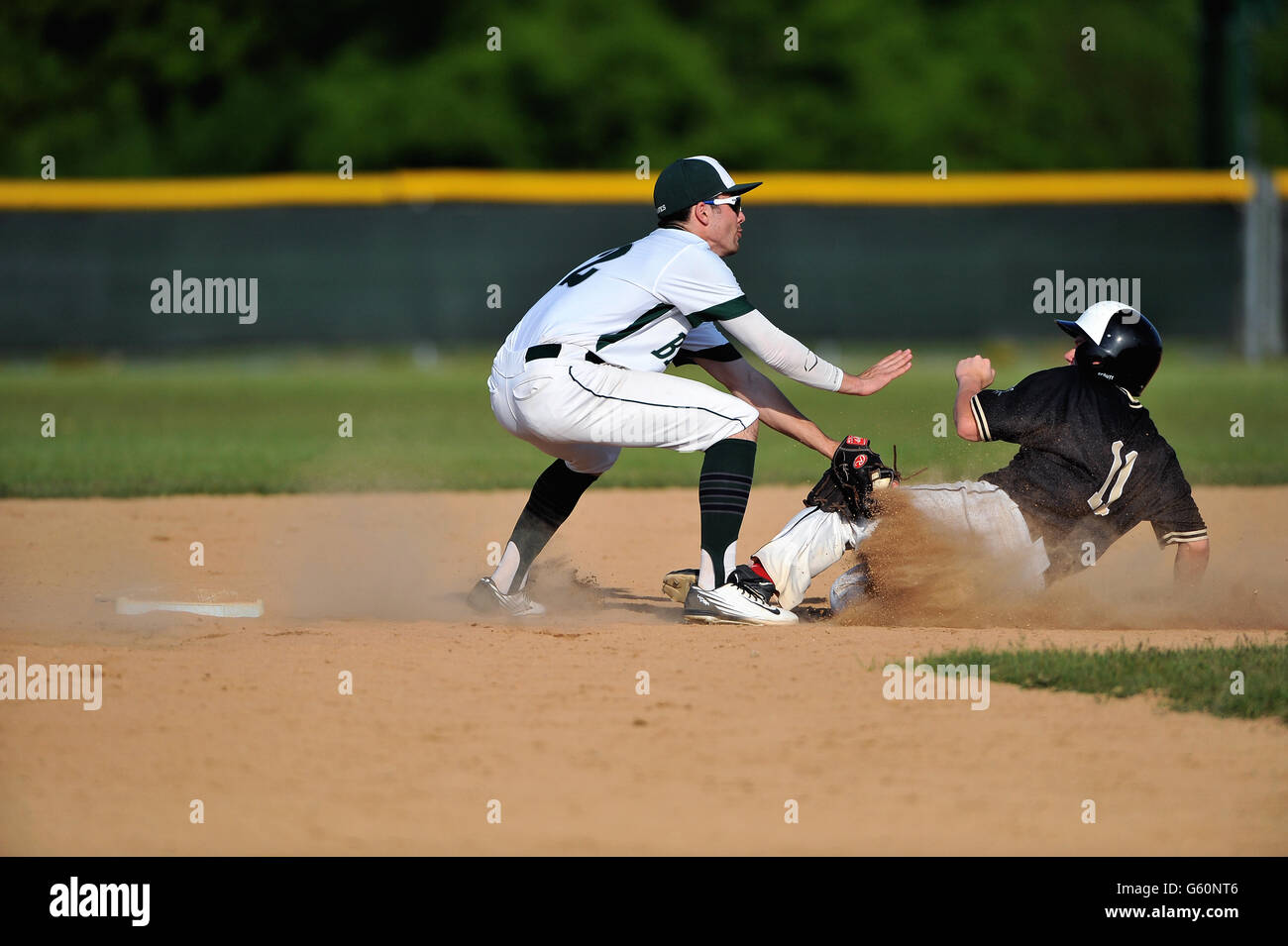 Middle infielder akzeptiert ein Wurf von seinem Catcher vor der zweiten Base ein Versuch bei einem High School Spiel stehlen zu vereiteln. USA. Stockfoto