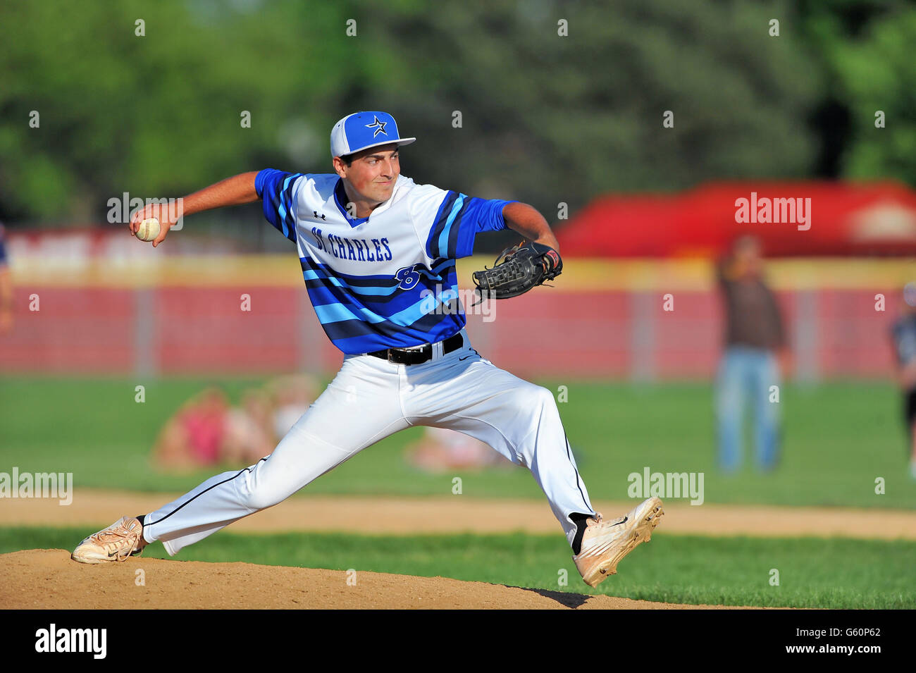 Rechtshänder Entlastung Krug eine Tonhöhe zu einem wartenden hitter während einer High School Baseball Spiel. USA. Stockfoto