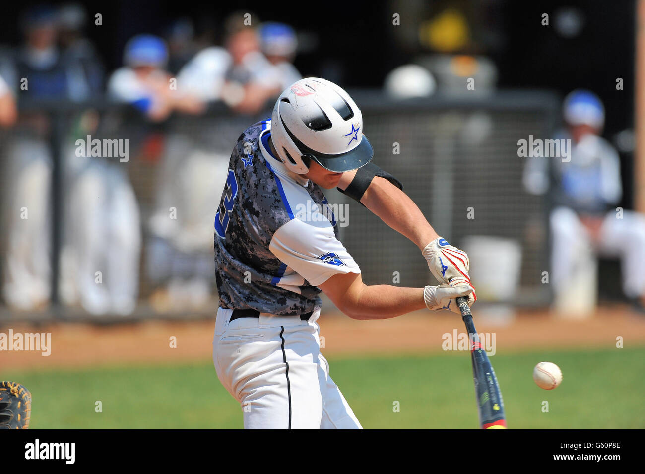 Während einer High School Baseball Spiel, ein Batter schwingt und dabei solide wenden. USA. Stockfoto