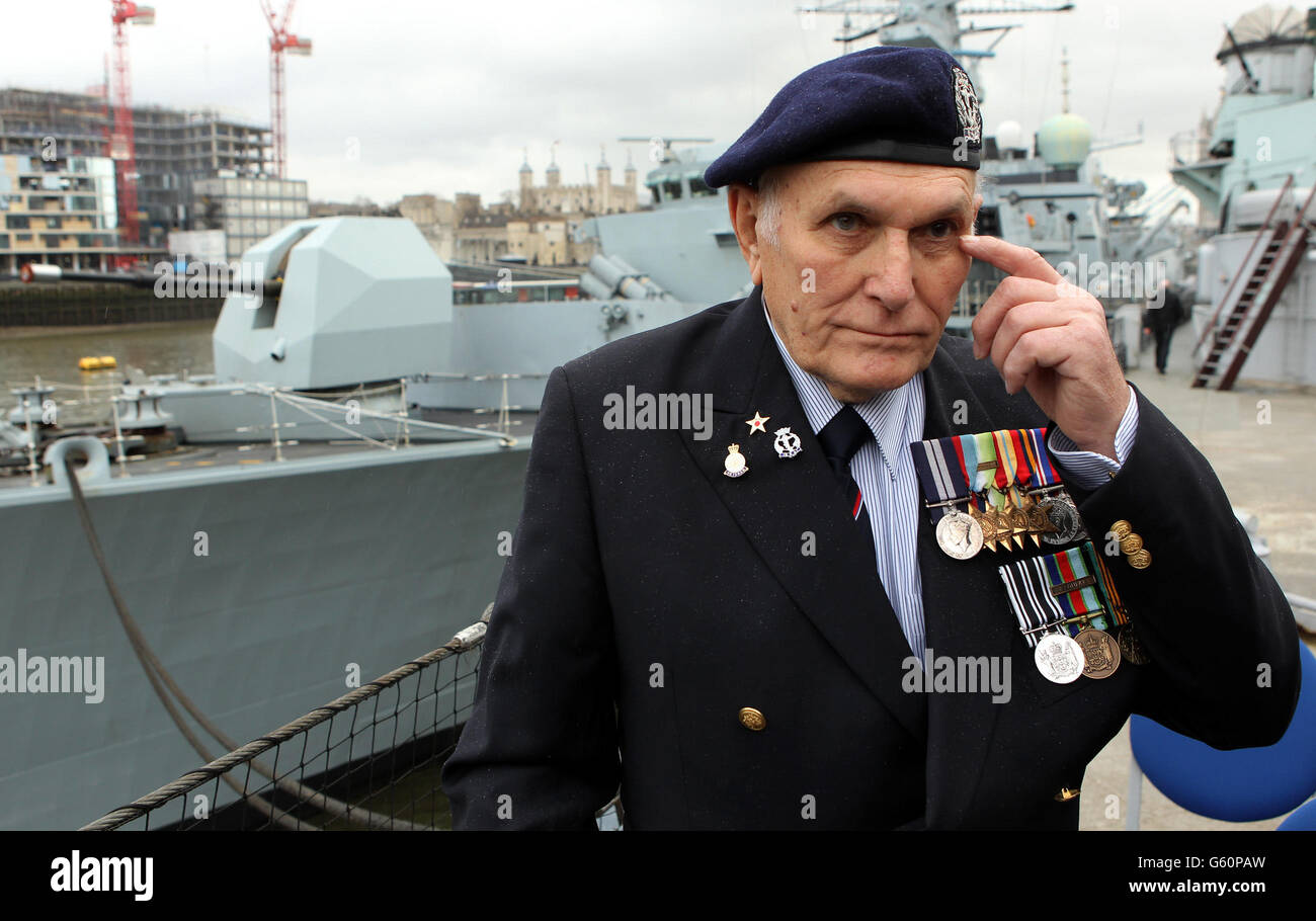 HMS Belfast Crew Veteran Peter Tucker DSM , 89 hels feiert ihr 75-jähriges Bestehen auf der HMS Belfast in London. Stockfoto