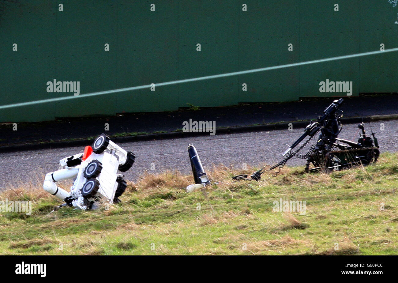 Zwei Armeebombenabwurferroboter neben einer vermuteten Mörserbombe. Das Gerät wurde heute Morgen in der Nähe der New Barnsley Station im Norden von Belfast gefunden. Stockfoto