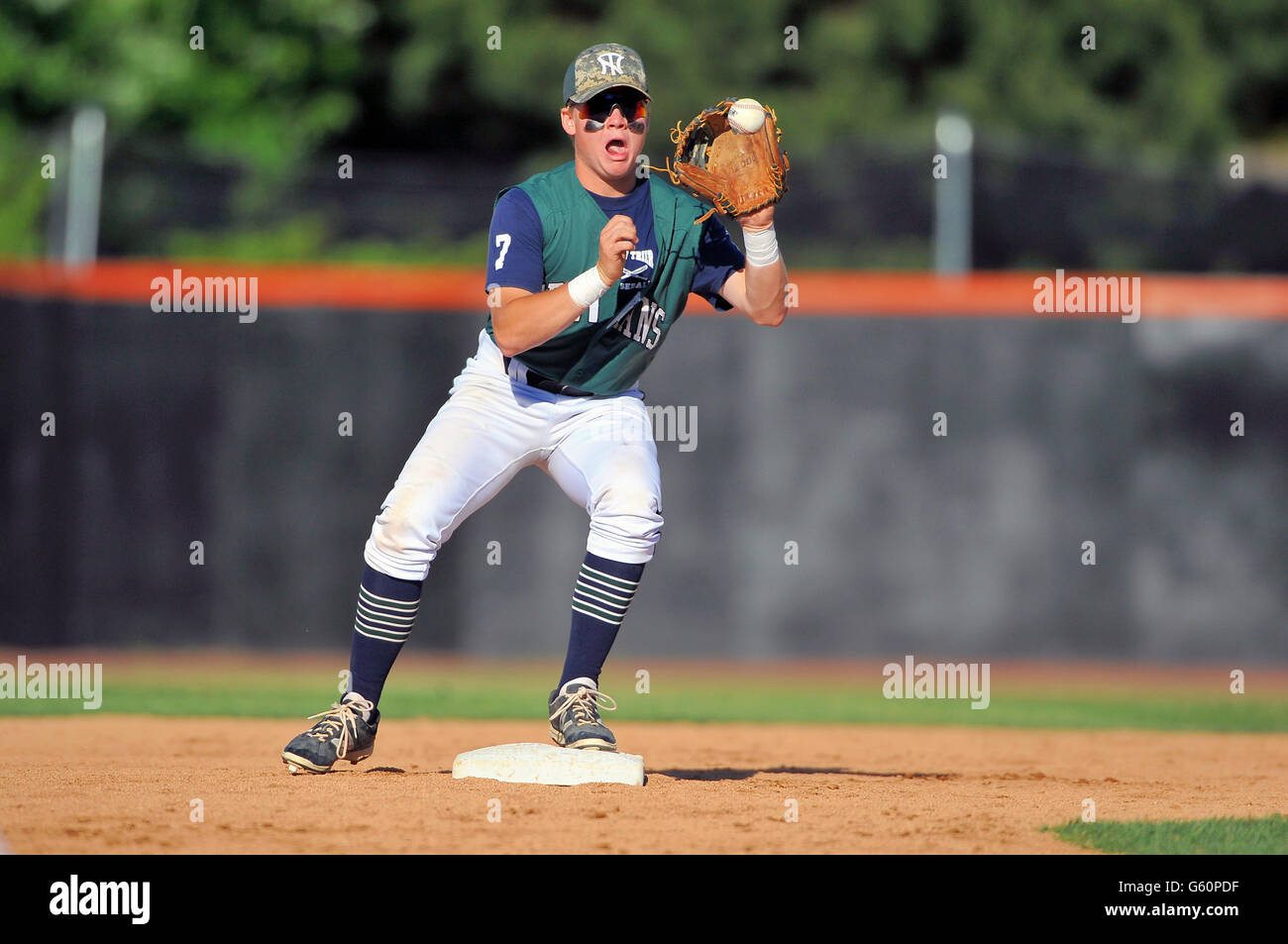 High School infielder an der zweiten Base für die Annahme einer werfen, bevor Sie ein Relais auf einem Doppelten - spielen versuchen. USA. Stockfoto