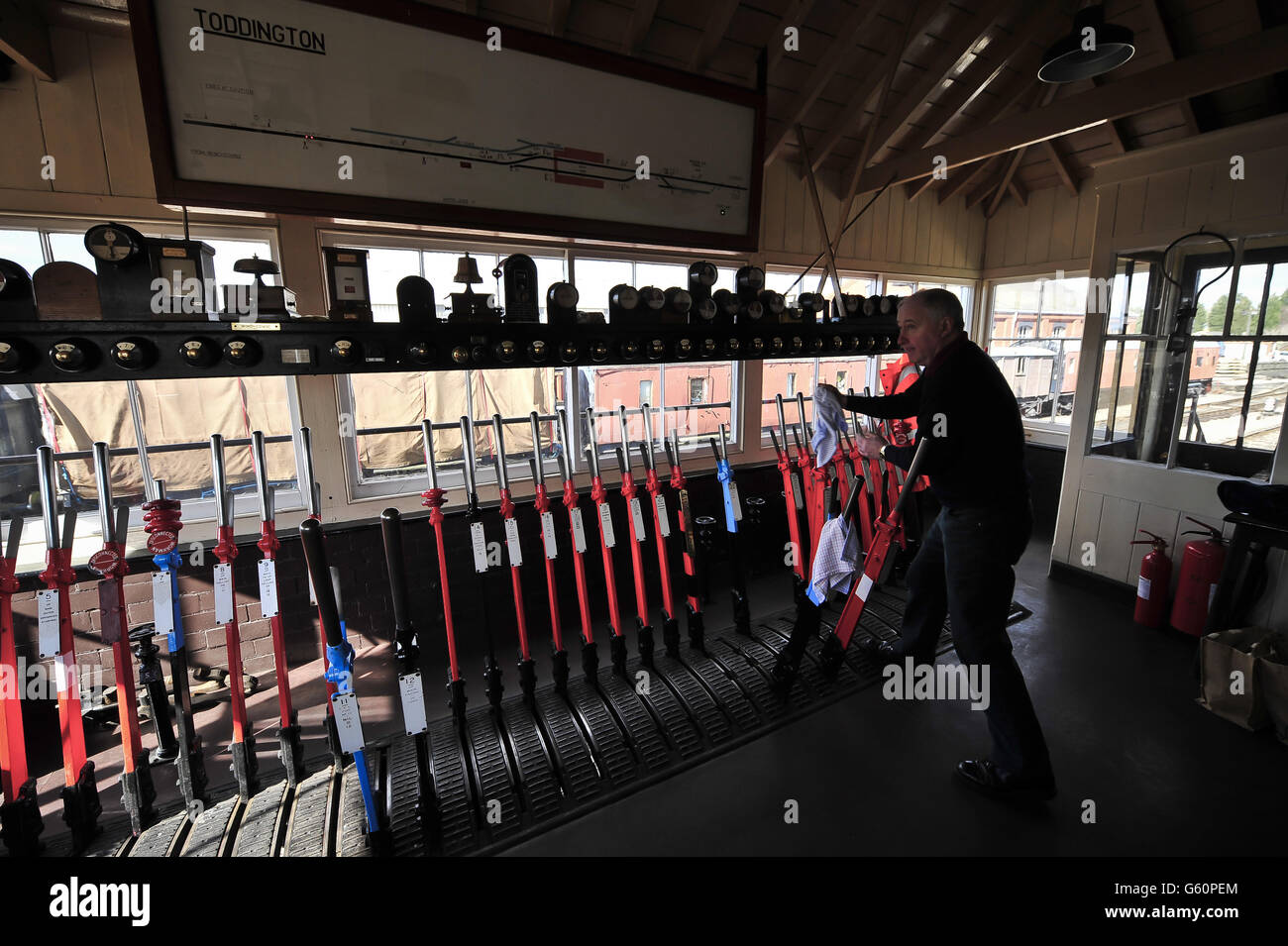 Toddington Signalbox signalman Keri Moreman aktiviert Signalhebel. Stockfoto