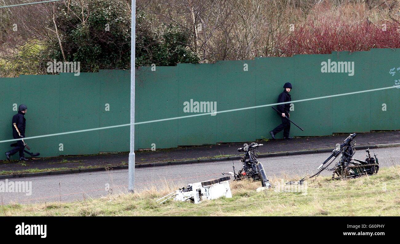 Experten für die Entsorgung von Armeebomben und drei Roboter neben einer mutmaßlichen Mörserbombe. Das Gerät wurde heute Morgen in der Nähe der New Barnsley Station im Norden von Belfast gefunden. Stockfoto