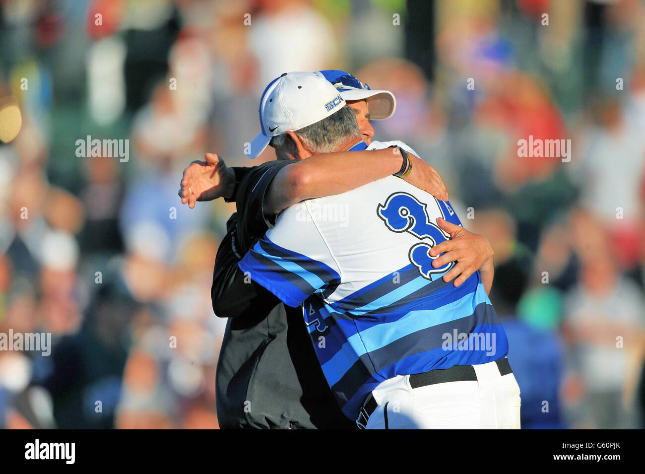 Zwei Trainer in Freude umarmen nach Ihrer High School Baseball Team eine Nachsaison Endspiel Spiel gewonnen zu Turnier. USA. Stockfoto