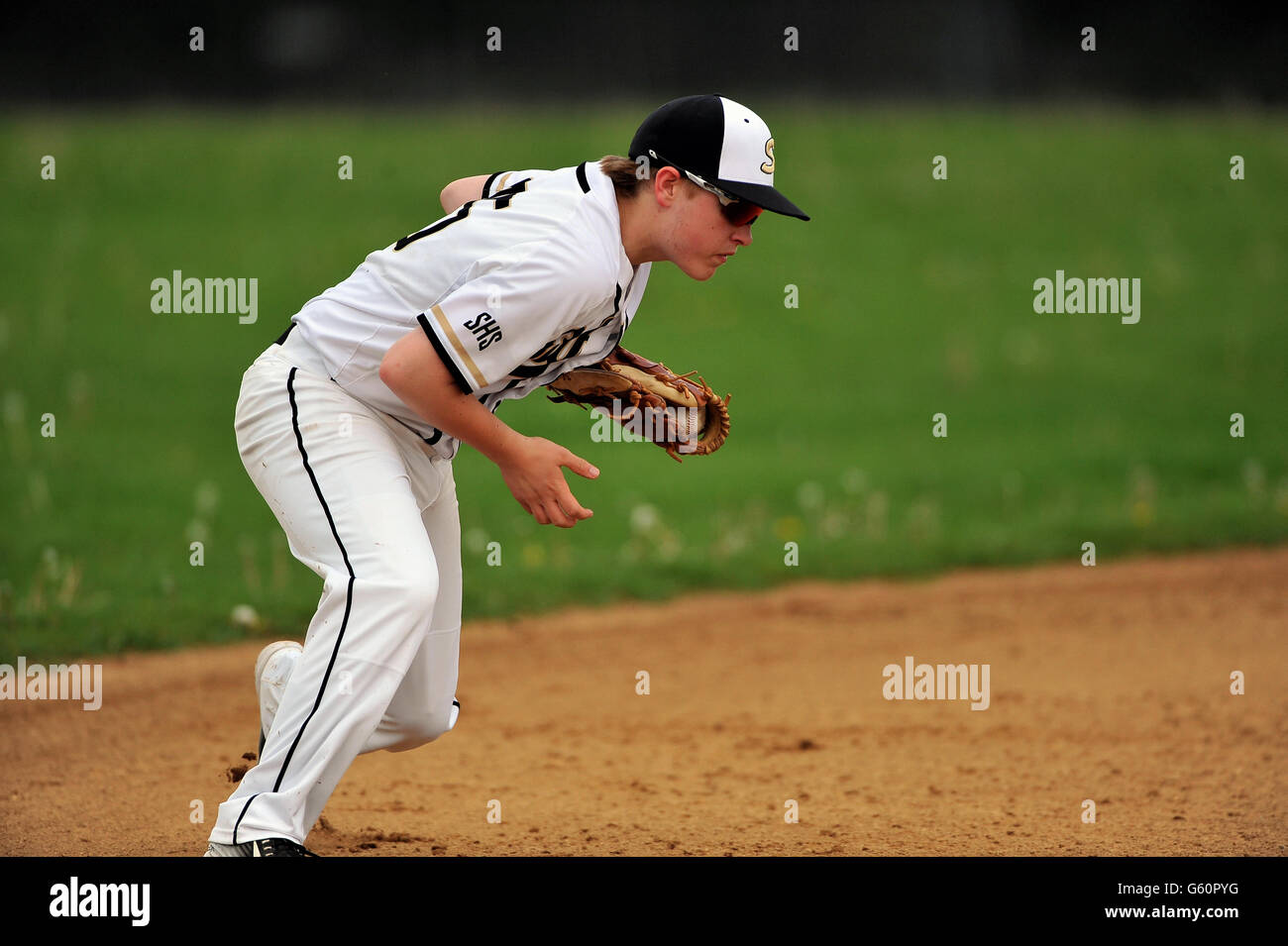 High School shortstop mit einem haltbaren hop off ein Boden Kugel vor dem Werfen der hitter am ersten Base zu übernachten. USA. Stockfoto