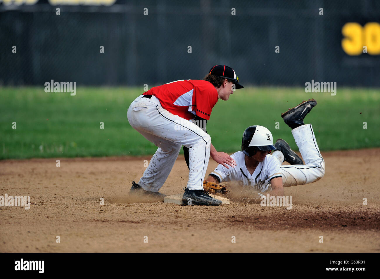 Base Runner ist die Schlagwörter in der zweiten Base auf einer unglücklichen Versuch, während eines High School Baseball Spiel stehlen. USA. Stockfoto