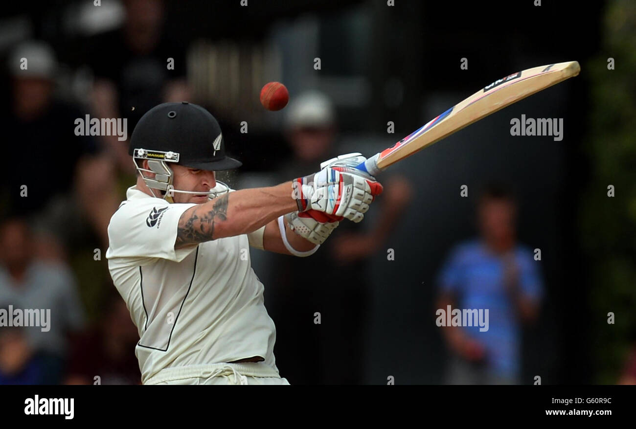 Der Neuseeländer Brendon McCullum bekommt vier Beinbeine, nachdem der Ball am dritten Tag des zweiten Testmatches im Hawkins Basin Reserve, Wellington, Neuseeland, seinen Helm geschlagen hat. Stockfoto