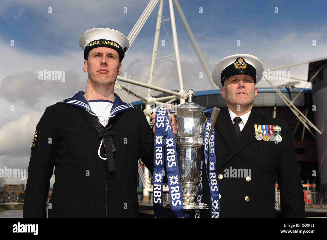 Able Seaman Rhys Thomas (links) und Warrant Officer Darren O'Brien von Barry von der HMS Cambria Royal Navy Reserves liefern die RBS 6 Nations Trophy ins Millennium Stadium, Cardiff. Stockfoto