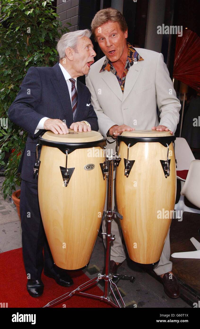 Sir Norman Wisdom und der 60er-Jahre-Popstar Jess Conrad während der Eröffnung der Babushka Kings Road in London. Stockfoto