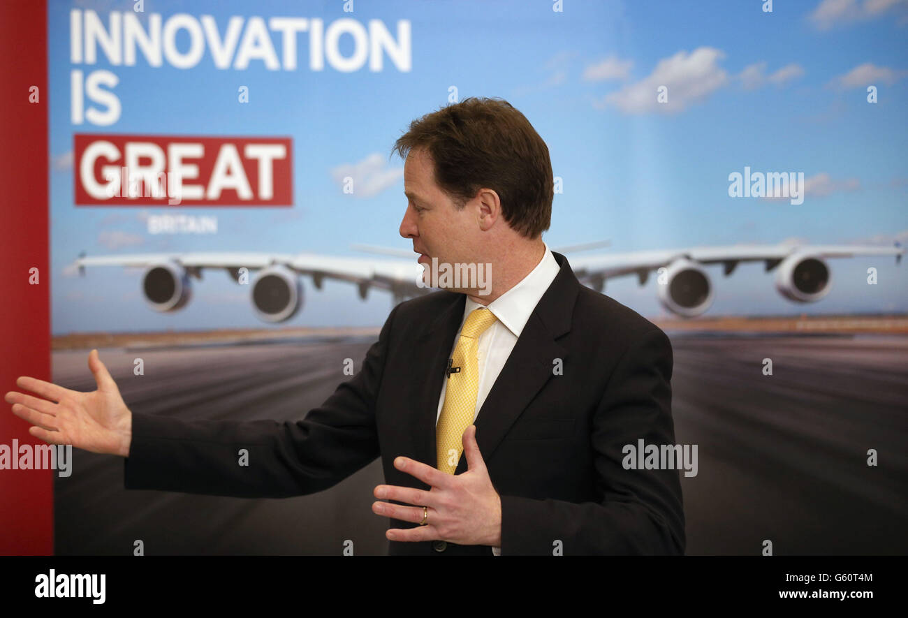 Der stellvertretende Premierminister Nick Clegg spricht mit Mitarbeitern aus Forschung und Entwicklung beim Besuch des Airbus-Standorts in Filton, Bristol. Stockfoto