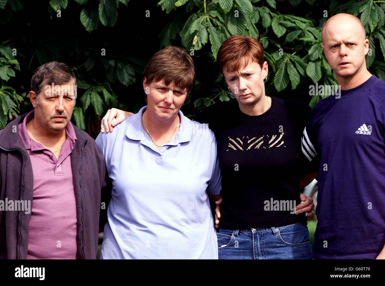 (L-R) Leslie Chapman, Sharon Chapman, Nicola Wells und Kevin Wells, die Eltern der vermissten 10-jährigen Mädchen Jessica Chapman und Holly Wells, nach einer Pressekonferenz am Soham Village College. *die beiden Mädchen verschwanden am Sonntag, den 4. August 2002 in identischen Manchester United Shirts mit dem Namen des englischen Kapitäns David Beckham. Das Team hat einen persönlichen Appell an die Mädchen gemacht, nach Hause zurückzukehren. *13/11/03: Ian Huntley näherte sich Holly Wells Vater drei Tage nachdem sie verschwunden war und sagte ihm: 'Es tut mir so leid, ich habe nicht gemerkt, dass es deine Tochter war', hörte der Old Bailey. Huntley, der angeklagt wird Stockfoto