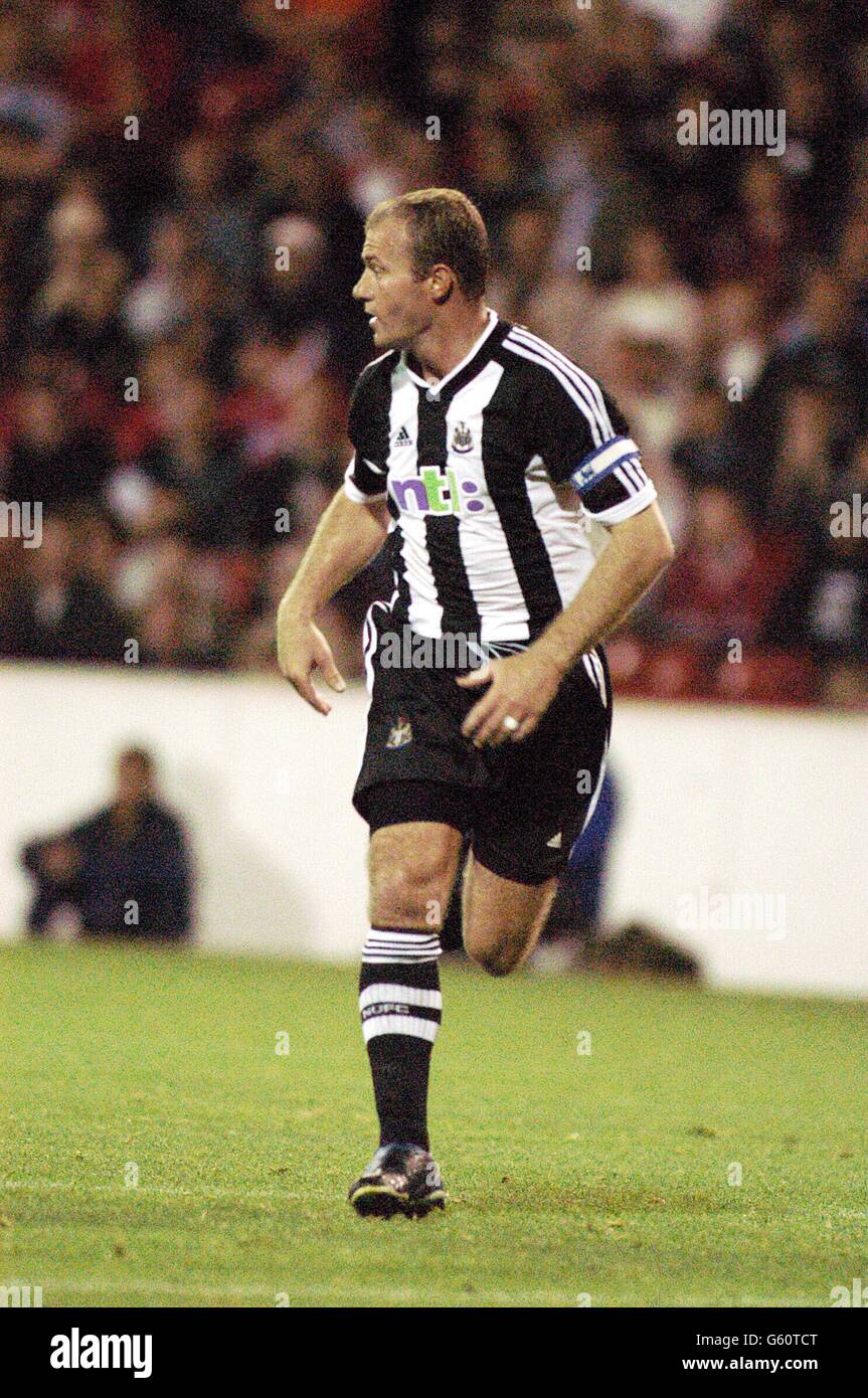 Alan Shearer von Newcastle United in einer Vorsaison freundlich gegen Nottingham Forest. Stockfoto