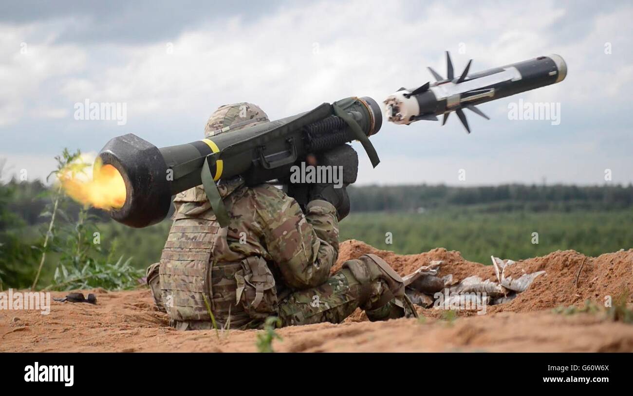 Ein US-Soldat vor 2. Kavallerie-Regiment Feuer ins Leben gerufen eine Schulter FGM-148 Javelin Anti-Tank Flugkörper während während des Trainings Saber Strike 16 an der estnischen Streitkräfte zentrale Trainingsbereich 19. Juni 2016 in der Nähe von Tapa, Estland. Stockfoto