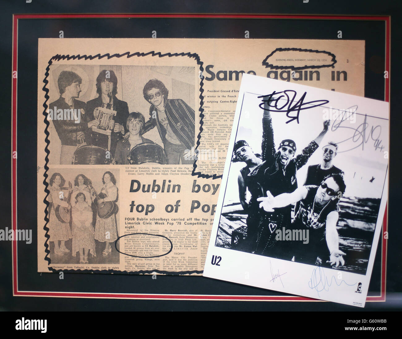 Ein Ausschnitt aus dem Jahr 1978 aus der Evening Press, der die erste Erwähnung von U2 in der Presse auf einer Fotowand darstellt, um die Rock- und Pop-Erinnerungsstücke zu markieren, die Whyte heute auf der 37 Dawson Street in Dublin versteigert hat. Stockfoto