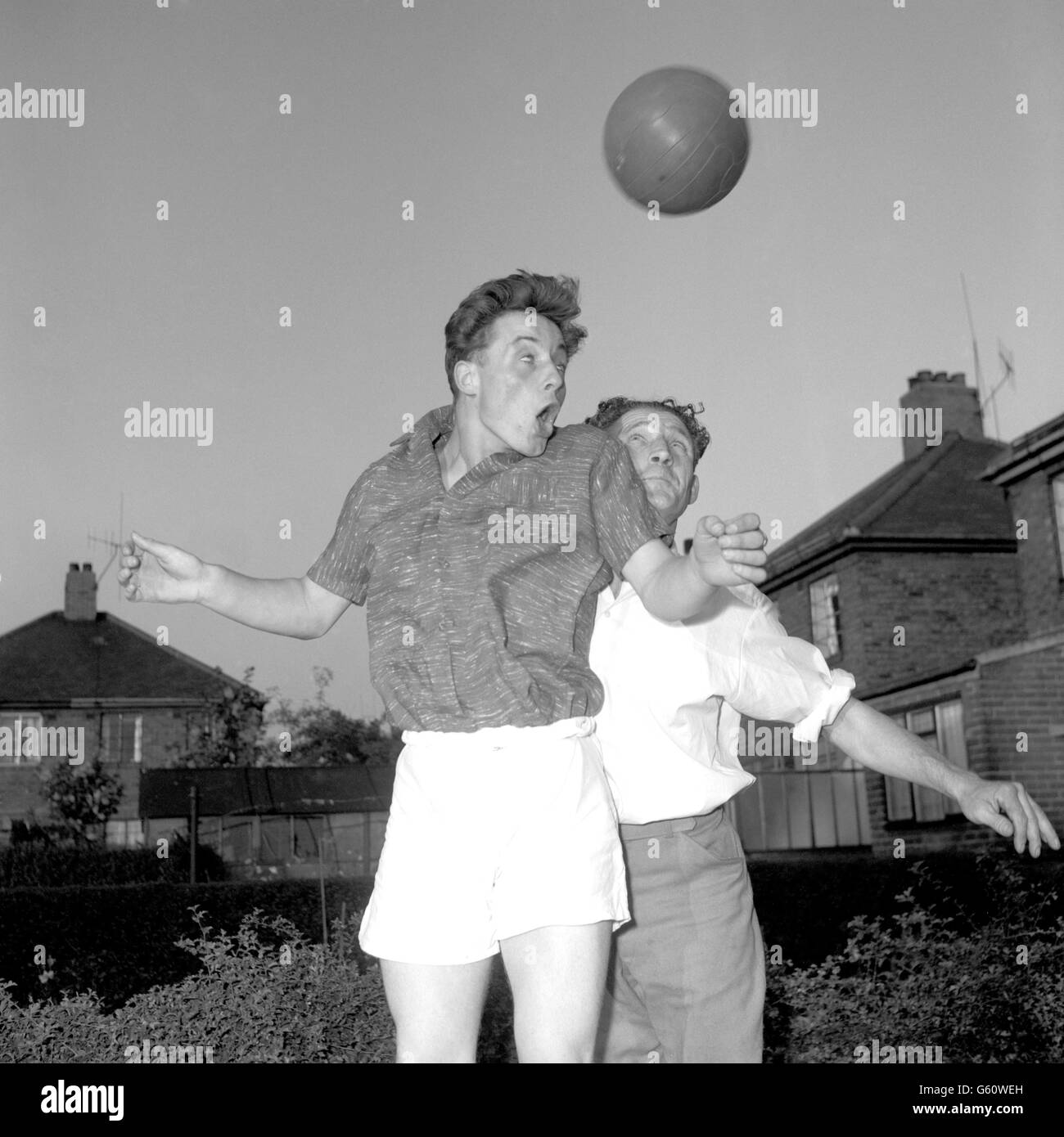 Fußball-Trainer Wally Ardron, ein ehemaliger Spieler bei Rotherham United und Nottingham Forest, setzt seinen 16-jährigen Sohn Barry in ihrem Heim in Rotherham durch einen Teil seines Krafttrainings. Barry hofft, für Doncaster unterschreiben zu können, wo Wally, 42, der derzeitige Trainer ist. Stockfoto