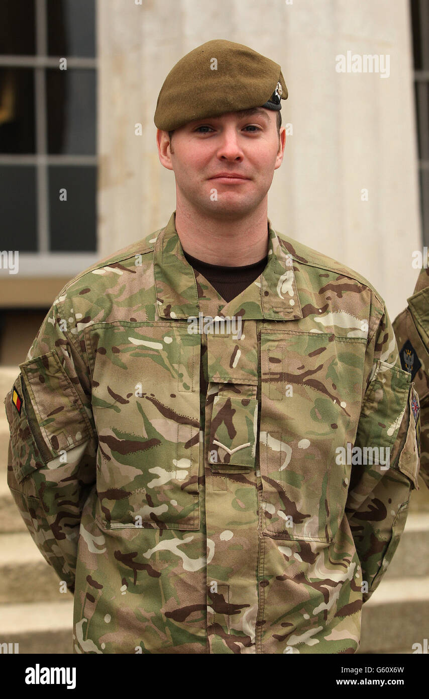 Lance Corporal Lawrence Kayser aus Woodton, Norfolk, vom Royal Anglian Regiment, der das Militärkreuz erhält, nachdem er seine Kollegen im Juni 2012 aus einer "potenziell katastrophalen Situation" in der Provinz Helmand gerettet hat, als sein Zug auf eine große Gruppe von Feinden traf, während er einen Hinterhalt vorbereitete. Stockfoto