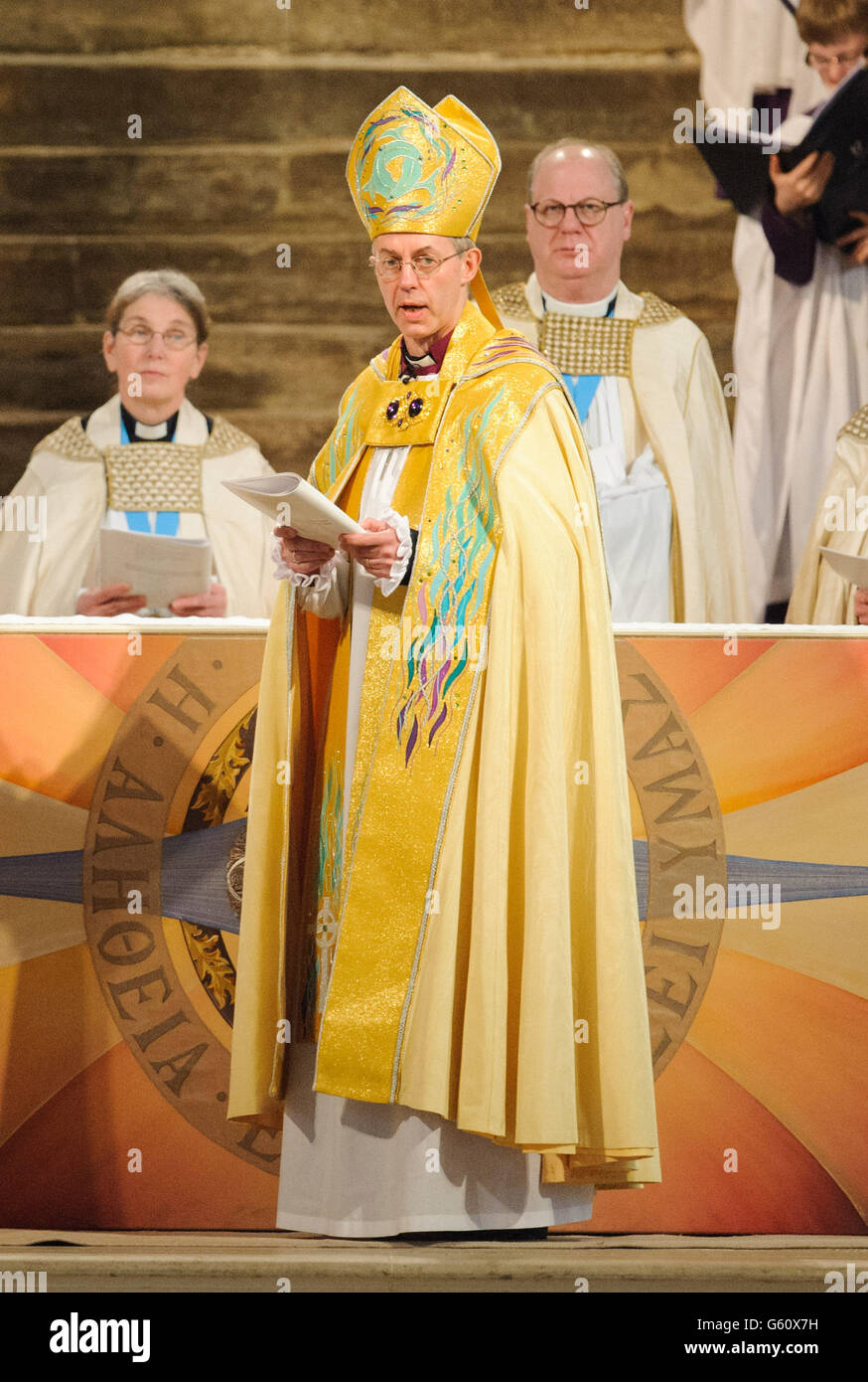 Der Erzbischof von Canterbury Most Reverend Justin Welby wird während eines Dienstes in der Kathedrale von Canterbury in Canterbury, Kent, auf den Thron gesetzt. Stockfoto