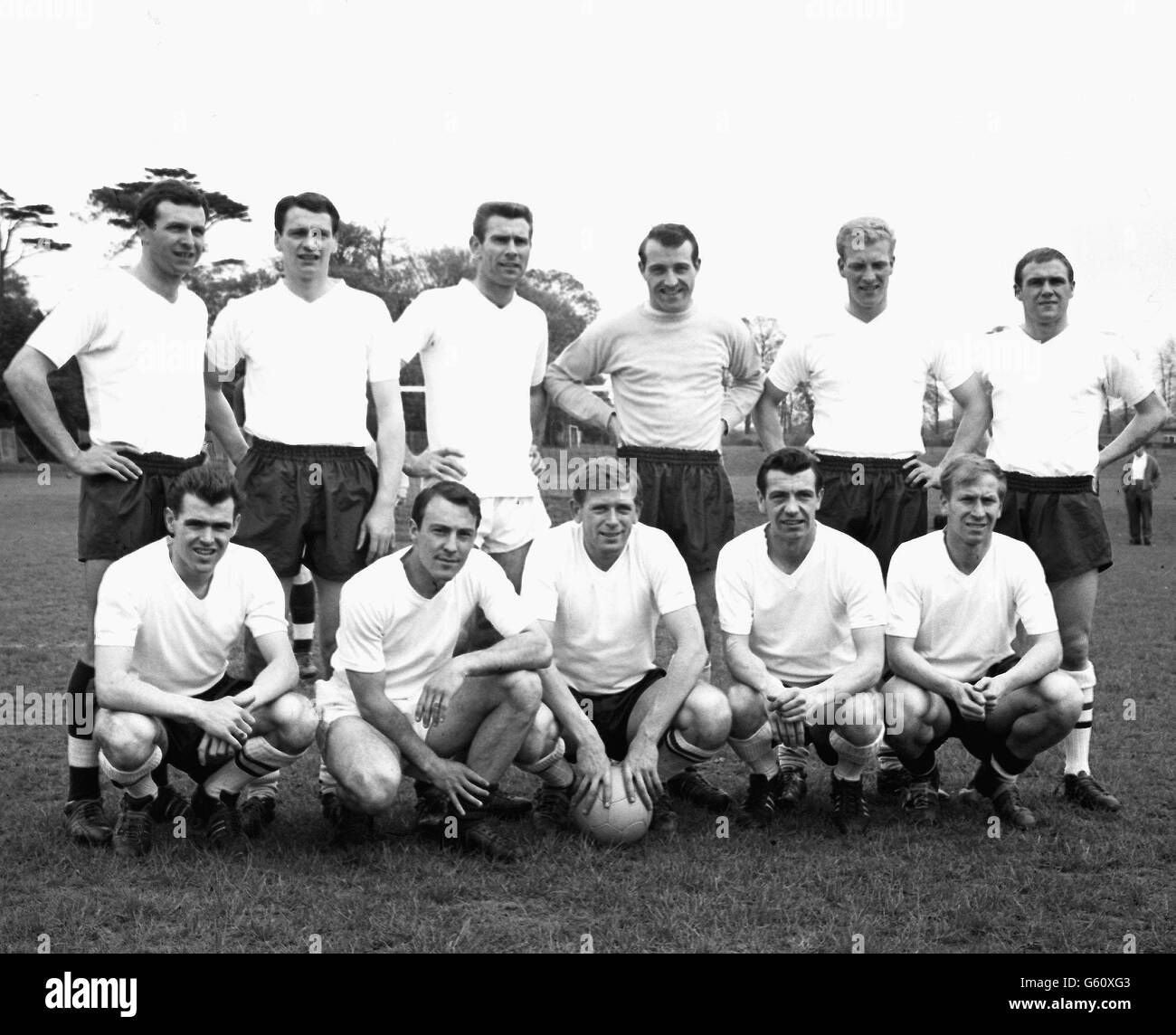 Die england XI trifft Schweizlan in einem internationalen Spiel auf der Montage am 9. Mai. Von links nach rechts: Hintere Reihe - Armfield, Robson, Swan, Springett, Flowers, Wilson. Erste Reihe: Connelly, Greaves, Hitchens, Haynes, Charlton. Stockfoto