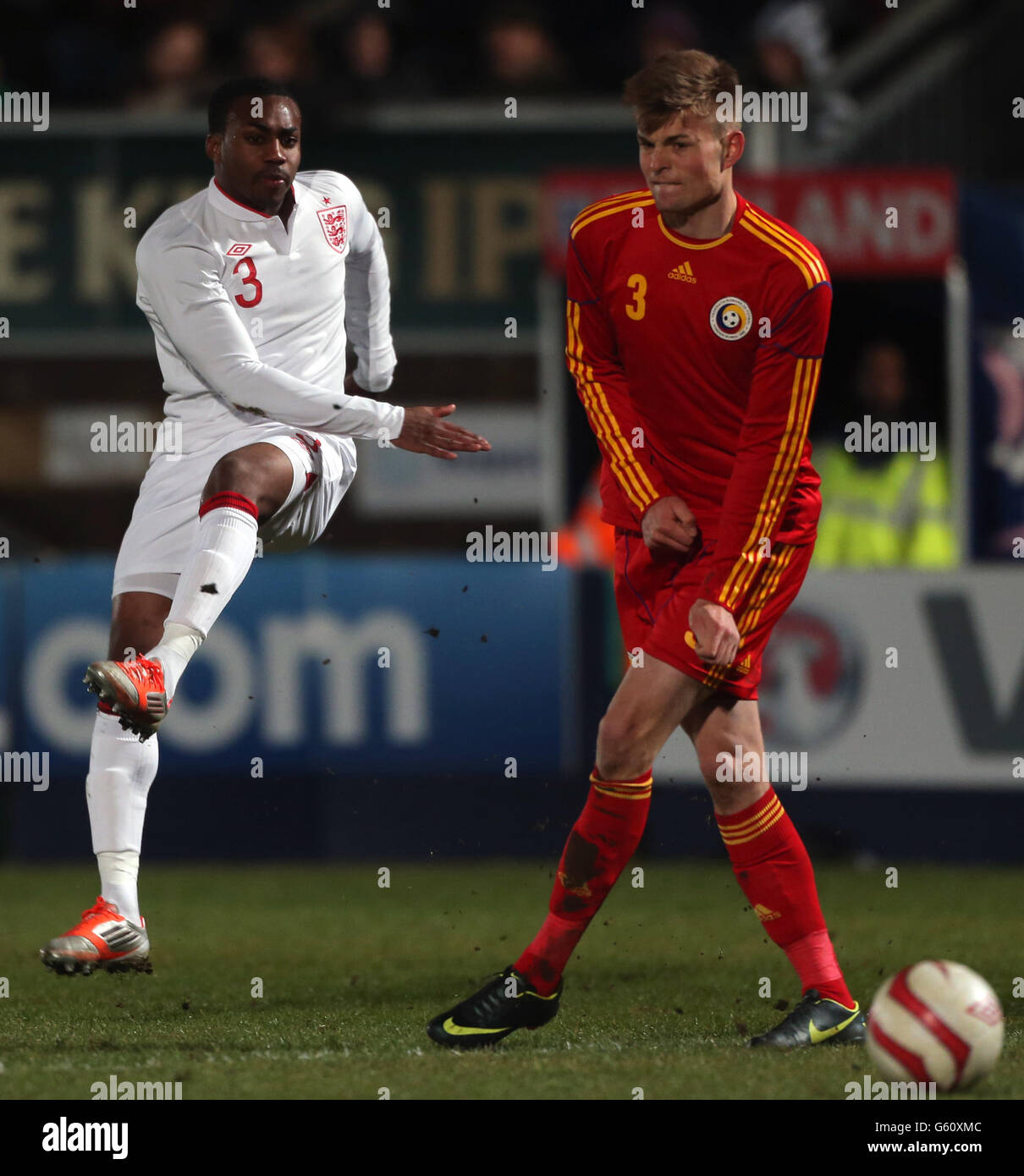 Danny Rose aus England der U21 schießt während der Under 21 im Adams Park, High Wycombe, an Rumanien U2's Cretu Alexandru vorbei. Stockfoto