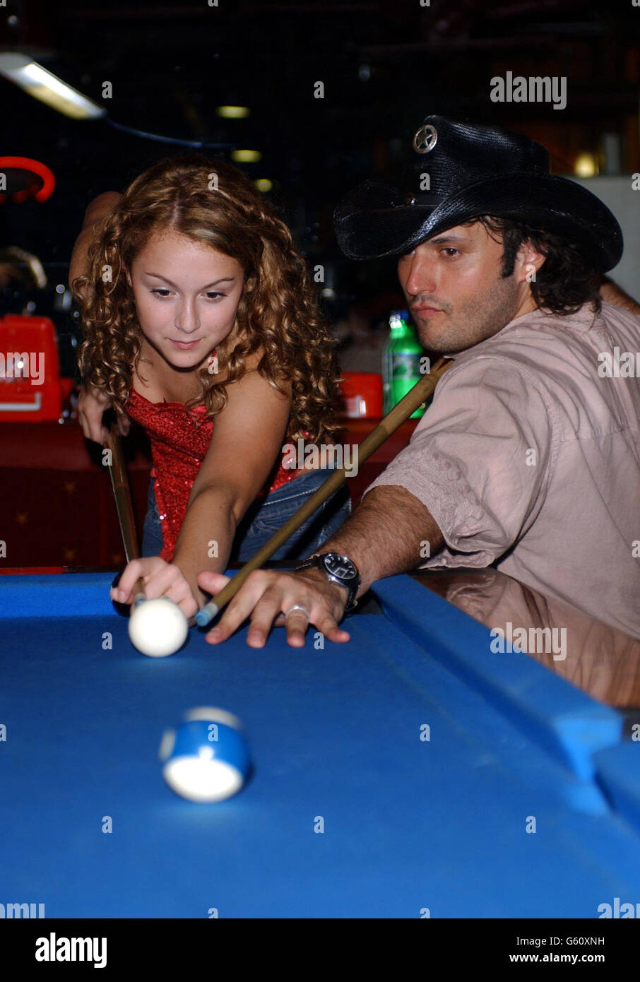 Die Schauspielerin Alexa Vega und der Regisseur Robert Rodriguez spielen in London ein Poolspiel, bevor sie im Odeon Cinema am Leicester Square ihren Film „Spy Kids 2“ in Großbritannien Premiere feierte. Stockfoto