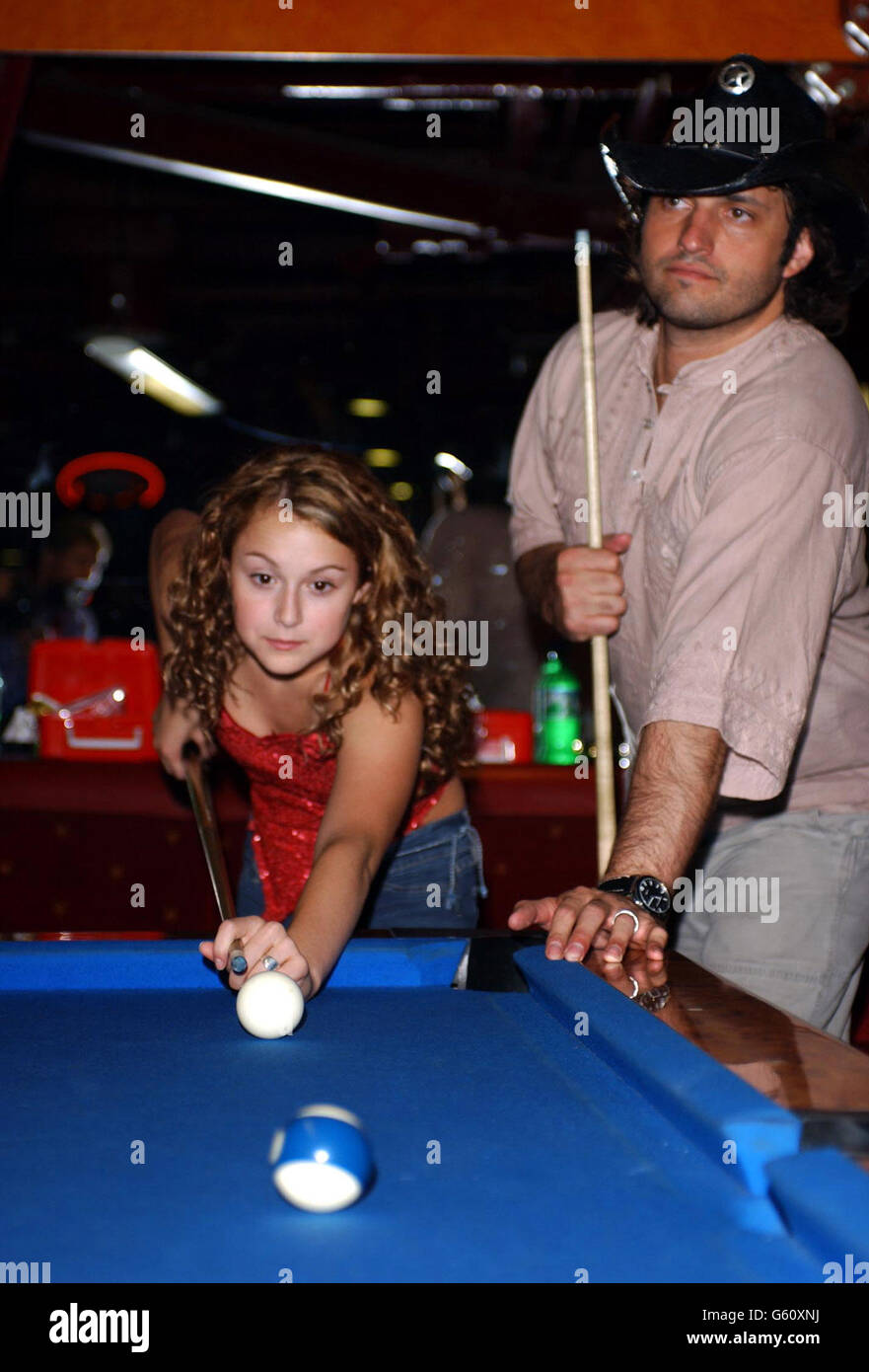 Die Schauspielerin Alexa Vega und der Regisseur Robert Rodriguez spielen in London ein Poolspiel, bevor sie im Odeon Cinema am Leicester Square ihren Film „Spy Kids 2“ in Großbritannien Premiere feierte. Stockfoto