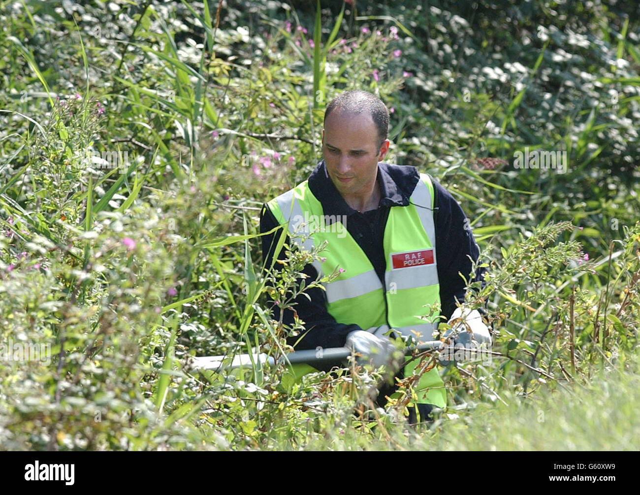 Polizeisuchteams durchsuchten dicke Unterholz entlang der A142 außerhalb der Stadt Soham, Cambridgeshire, auf ihrer Suche nach Hinweisen auf die vermissten 10-jährigen Jessica Chapman und Holly Wells. * führende Polizeibeamte könnten durch Kritik in hochkarätigen Fällen wie den vermissten Jugendlichen Holly Wells und Jessica Chapman, die heute von einem ehemaligen Hauptkonstaben gewarnt wurden, aus ihrem Job vertrieben werden. Die Polizei fand ihre Methoden verhört, nachdem sie wiederholt eine Lücke bei der Suche nach den beiden 10-jährigen Mädchen gezogen hatte. Stockfoto