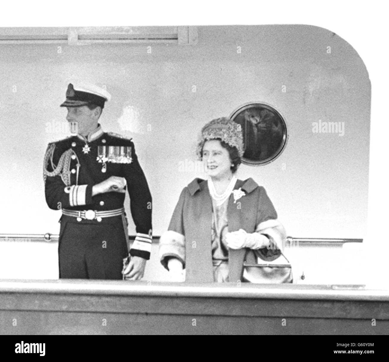 An Bord der Royal Yacht Britannia wurde die Queen Mother kurz vor dem Auslaufen des Schiffes vom Hafen von Portsmouth auf dem Weg nach Tunesien abgebildet. Stockfoto