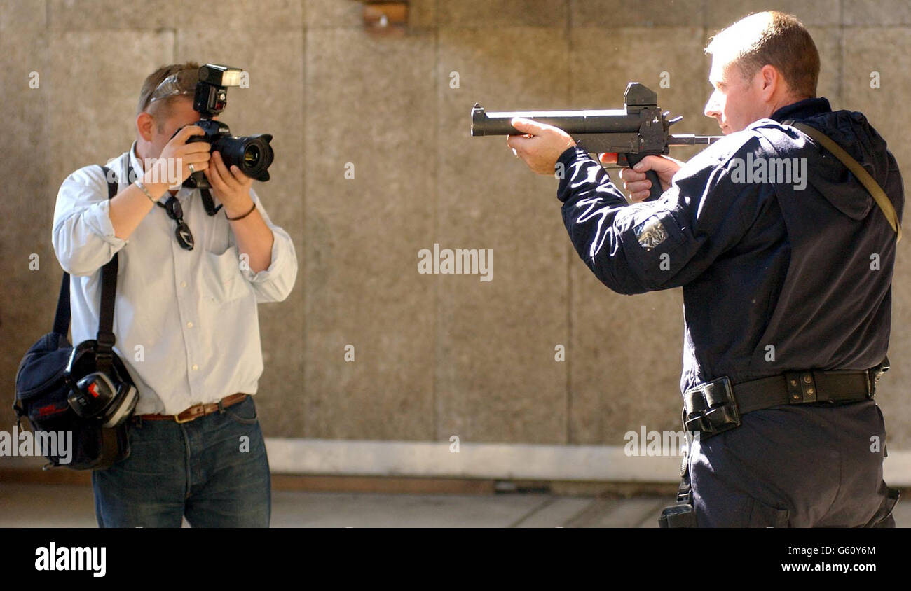 Ein Schusswaffenausbilder posiert für die Kameras mit der neuen Kugelpistole L104A1 aus Kunststoff, die von der Metropolitan Police enthüllt wurde, im Metropolitan Police Training Center. Stockfoto