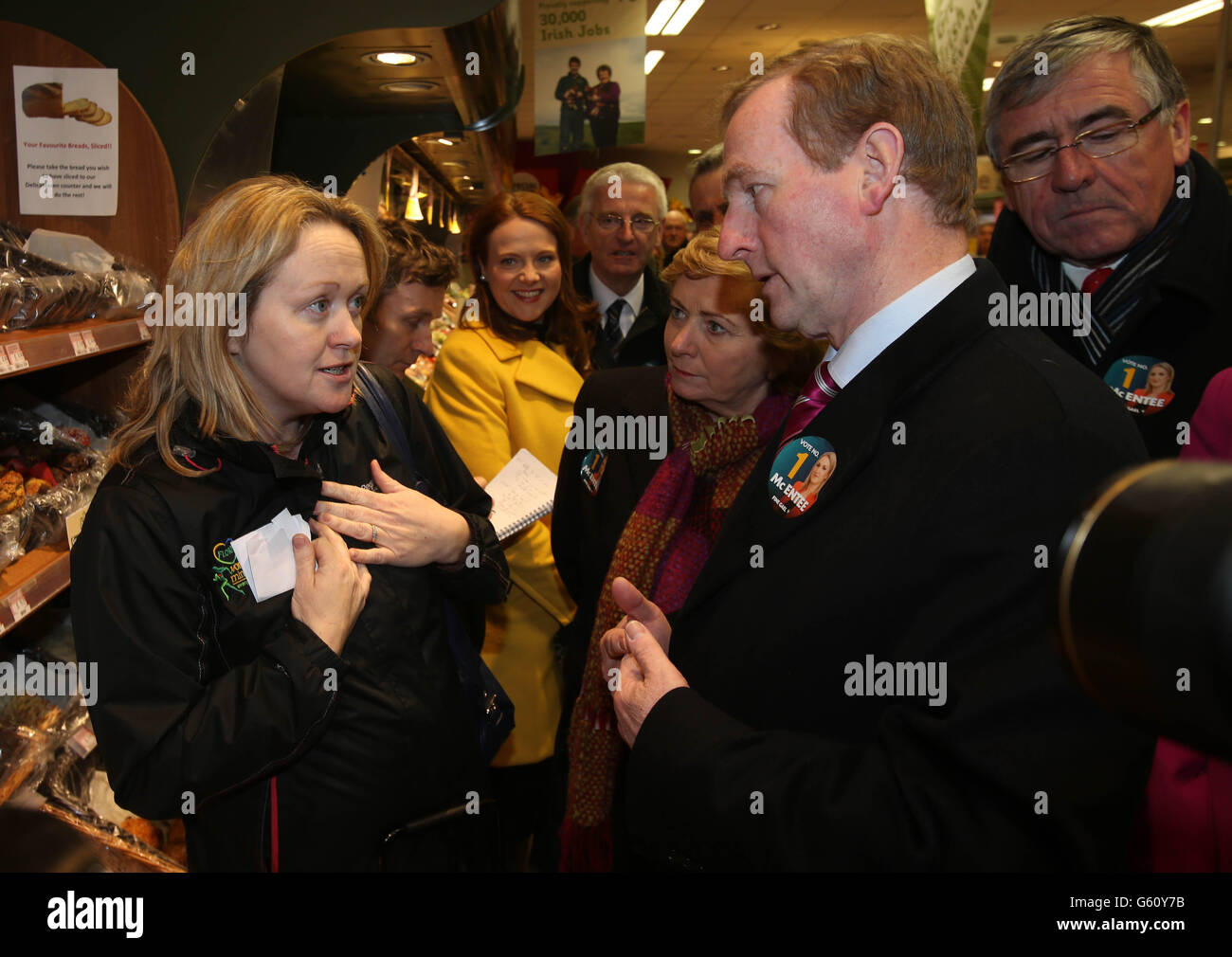 Taoiseach Enda Kenny spricht mit der Staatsdienerin Orla Twohig in einem Supermarkt in Ratoath, als er sich der Fine Gael Kandidatin Helen McEntee (nicht abgebildet) auf dem Wahlkampfweg in der Meath East Nachwahl anschließt. Stockfoto
