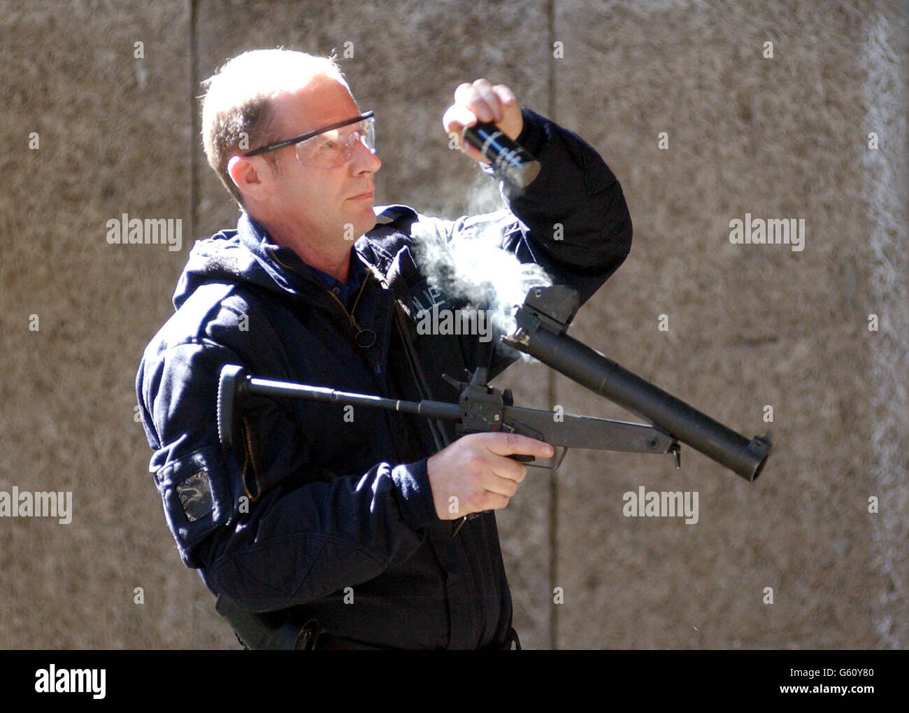 Ein Schusswaffenausbilder demonstriert die neue Kugelgeschosspistole L104A1 der Metropolitan Police, die im Metropolitan Police Training Center enthüllt wurde. Stockfoto