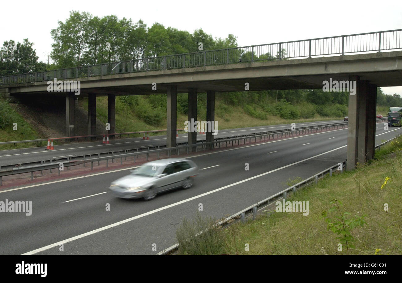 Brücke an der Kreuzung sechs in der Nähe von Faversham, Kent, wo der Leichnam eines Mannes heute früher hängend gefunden wurde. Es wird vermutet, dass ein Fahrer auf der M2 in Kent heute früh die Polizei anrief, nachdem er den Leichnam, der von der Brücke aufgehängt wurde, erkannt hatte. * Eine Sprecherin der Polizei von Kent sagte: Wir glauben, dass sich jemand aufgehängt hat. Wir mussten die Autobahn in beide Richtungen schließen, aber wir erwarten, dass sie in der nächsten Stunde wieder geöffnet wird. Sie sagte, dass die Polizei offen sei, bis die Todesursache bestätigt worden sei. Sie behandelten es derzeit nicht als verdächtig. Stockfoto