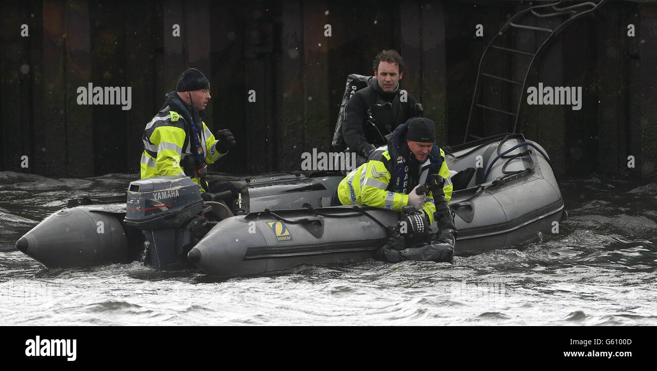 Rettungsdienste durchsuchten die Gegend um den Arklow Pier in Co Wicklow, nachdem heute Morgen ein Auto mit einem Mann und einer Frau ins Meer gestürzt war. Stockfoto