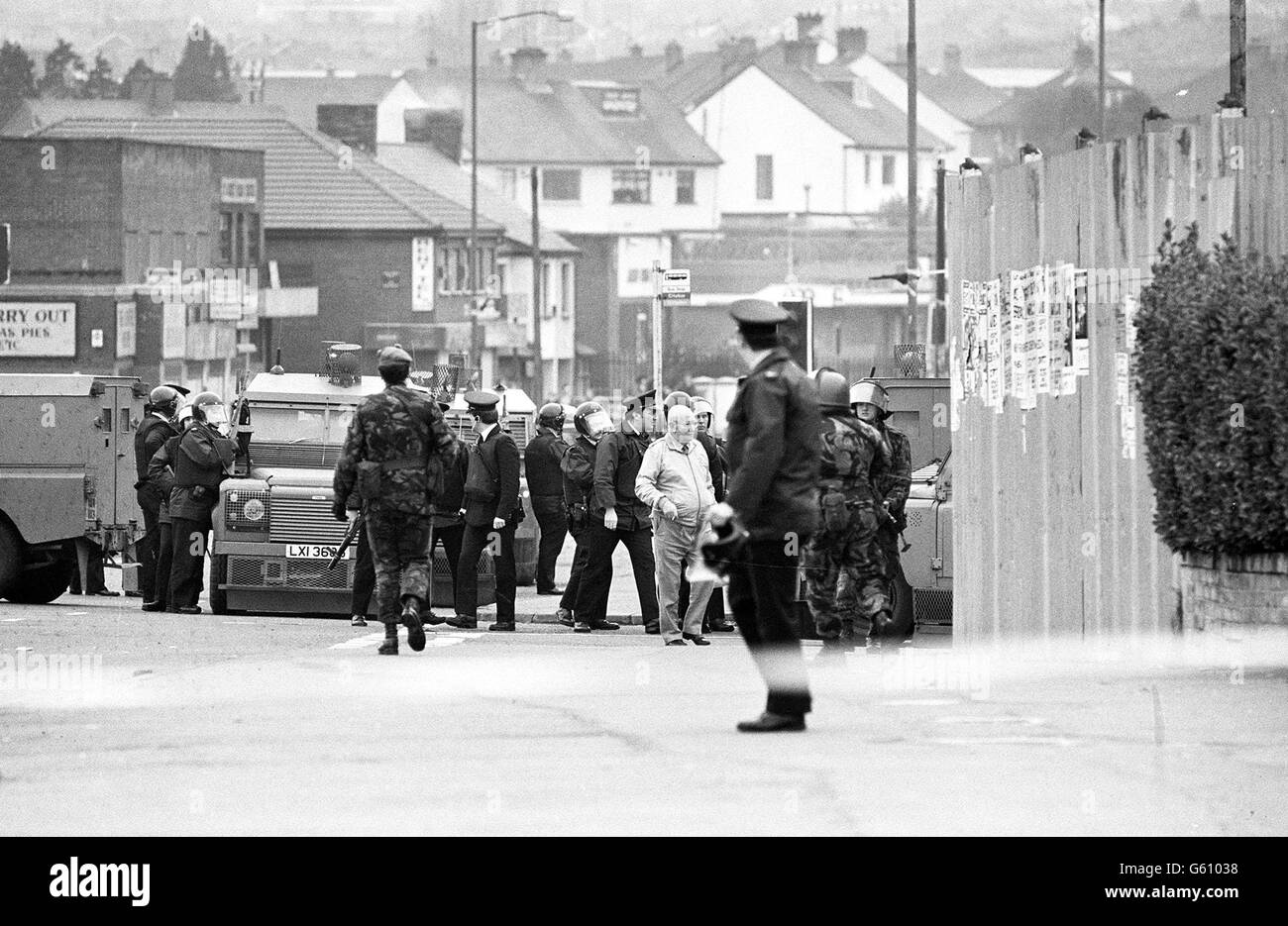Sicherheitskräfte an dem Ort, an dem zwei Männer, die angeblich Soldaten waren, bei der Beerdigung des IRA-Mannes Kevin Brady in der Nähe der St. Agnes Church im Westen von Belfast getötet wurden. Stockfoto