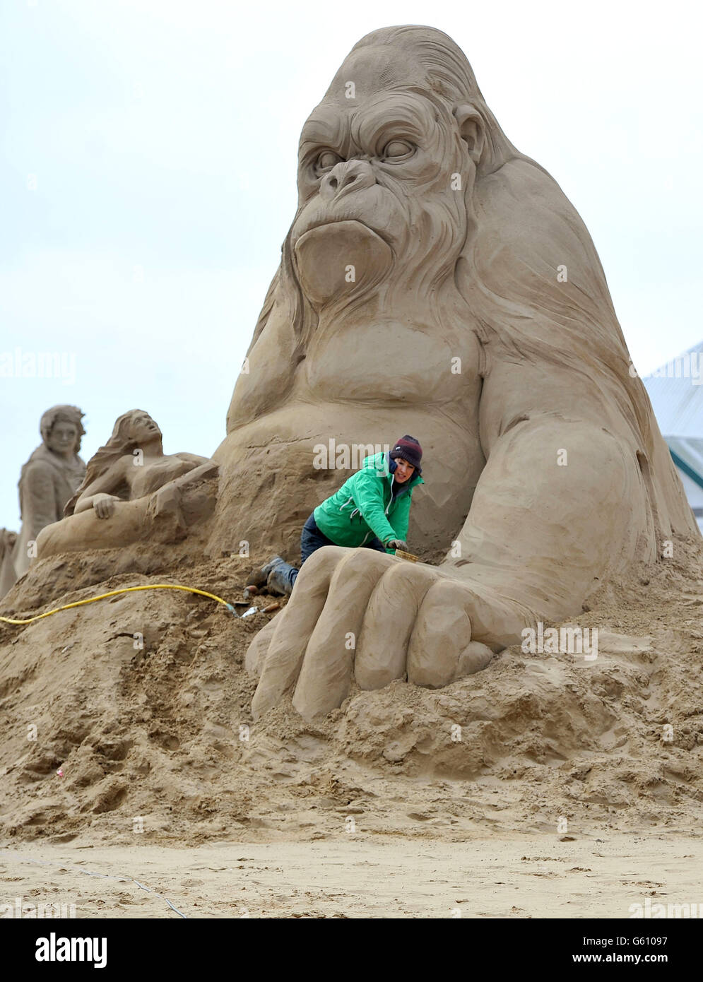 Helena Bangert aus Holland arbeitet an einer Skulptur von King Kong, während Stücke für das Weston Sand Sculpture Festival am Strand von Weston-Super-Mare vorbereitet werden. Stockfoto