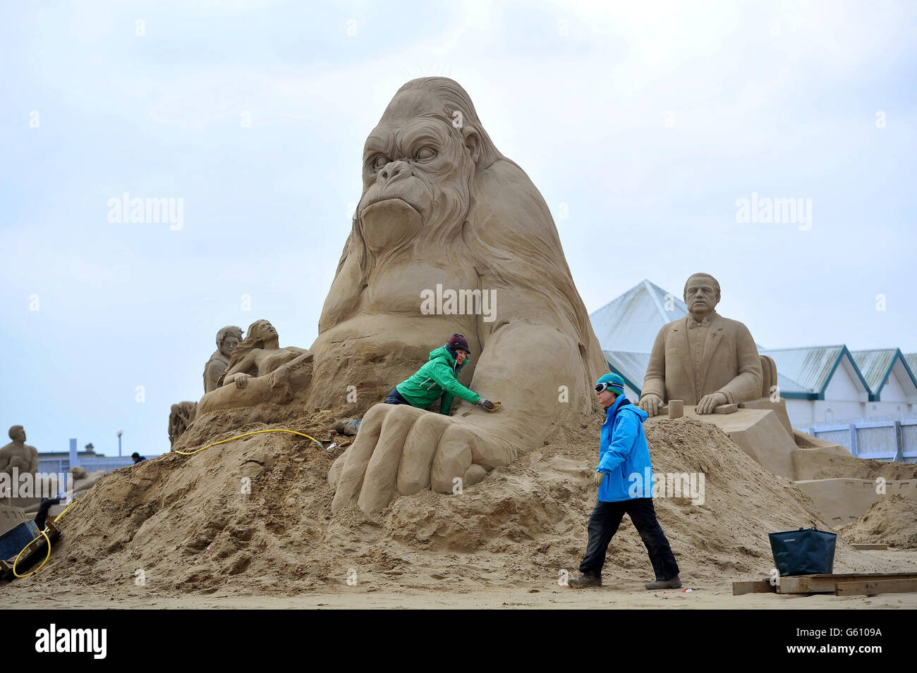 Helena Bangert aus Holland arbeitet an einer Skulptur von King Kong, während Stücke für das Weston Sand Sculpture Festival am Strand von Weston-Super-Mare vorbereitet werden. Stockfoto