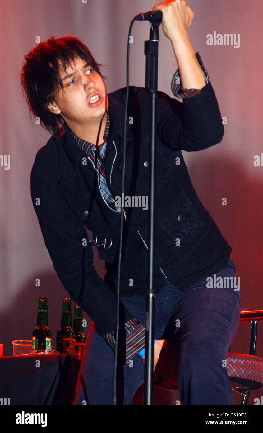 The Strokes-Sänger Julian Casablancas tritt während des Carling Reading Festivals 2002 auf der Hauptbühne auf. Stockfoto