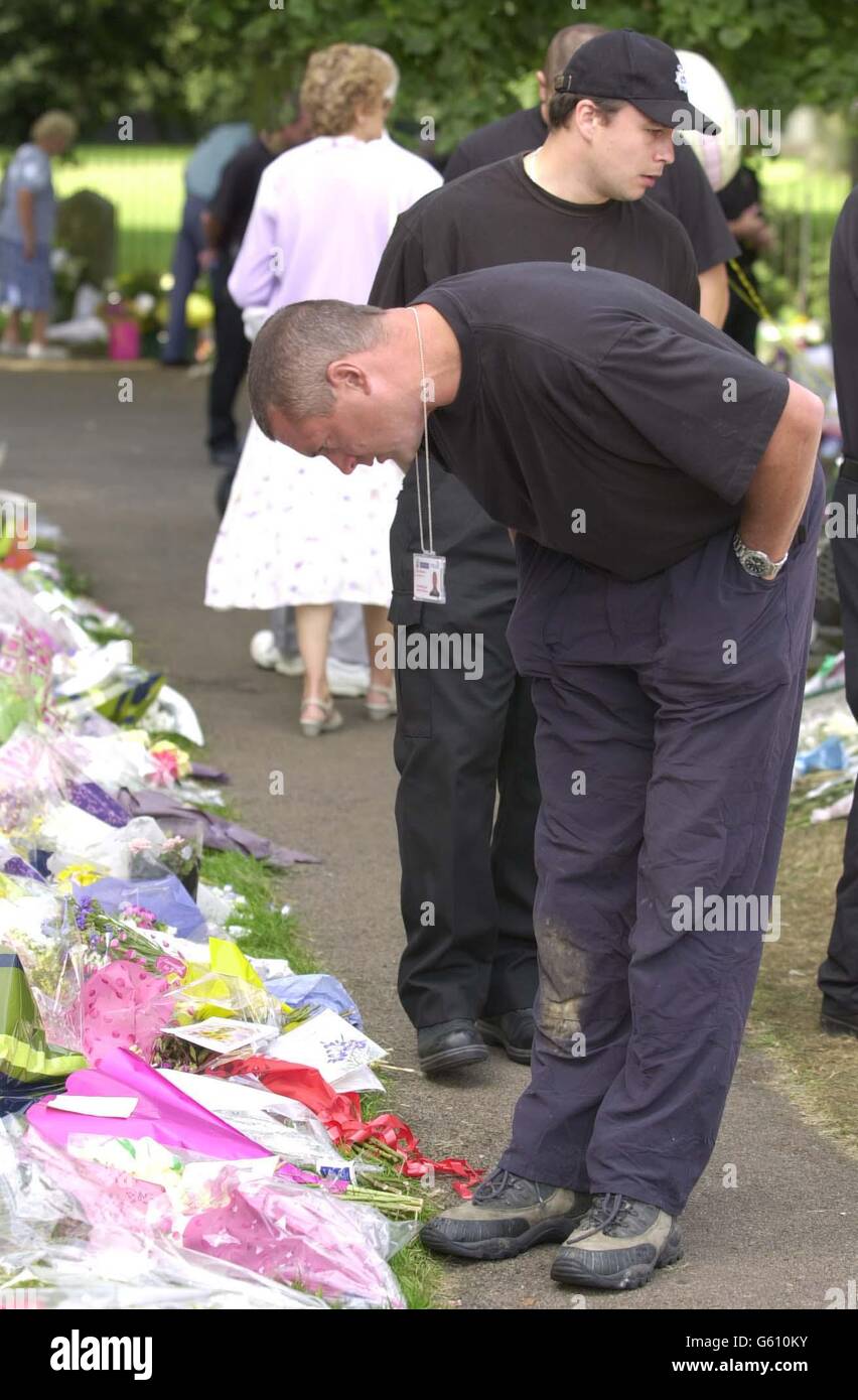 Die Öffentlichkeit betrachtet Blumen, die auf dem Gelände der St. Andrew's Church in Soham, Cambridgeshire, in Erinnerung an die ermordeten Schülerinnen Holly Wells und Jessica Chapman gelegt wurden. Stockfoto